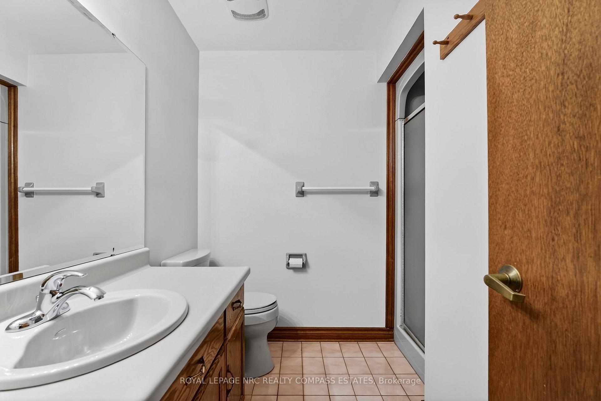 Photo 17 of 36 Chancery Circle, St. Catharines, Vine/Linwell — HOMEH