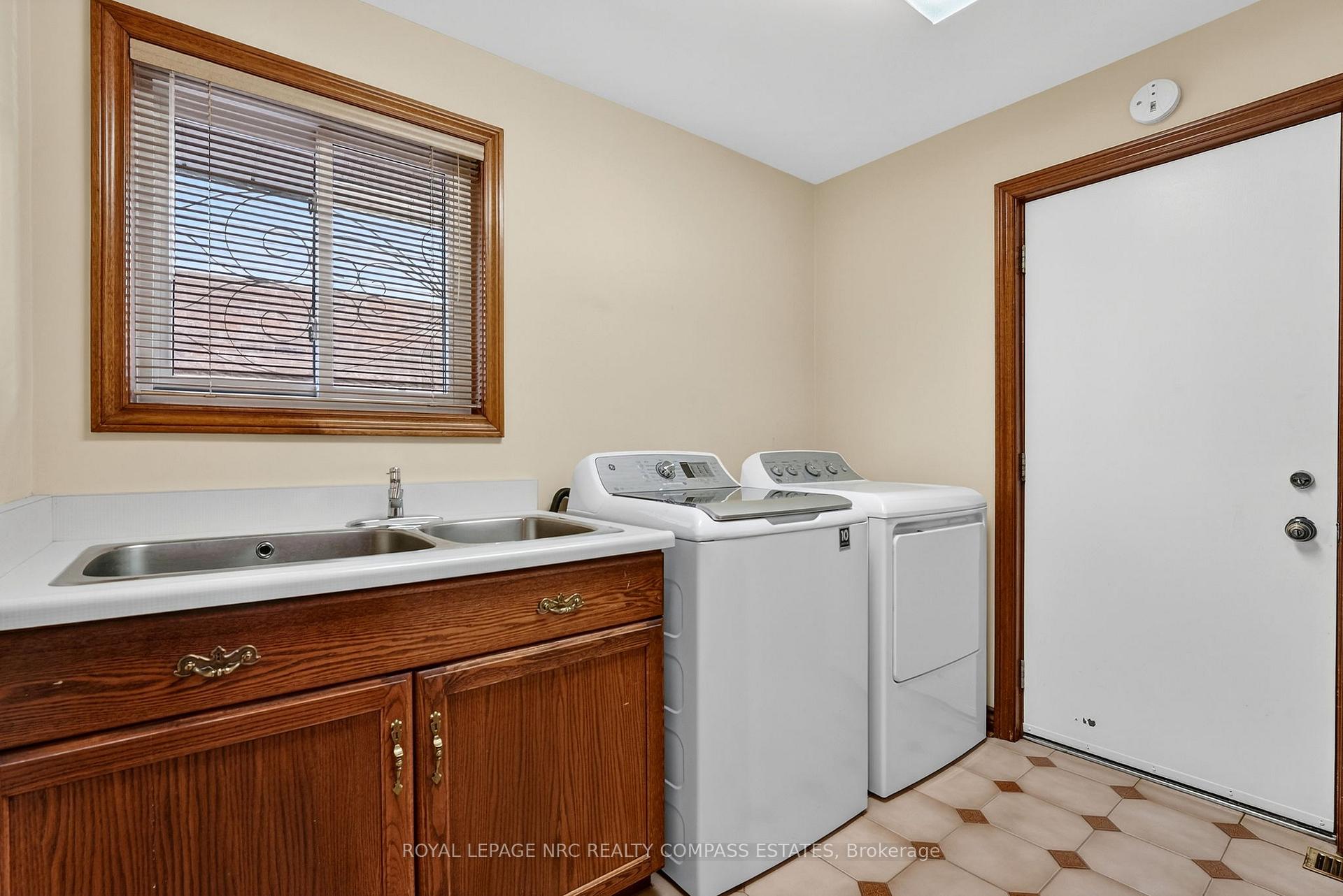 Photo 19 of 36 Chancery Circle, St. Catharines, Vine/Linwell — HOMEH
