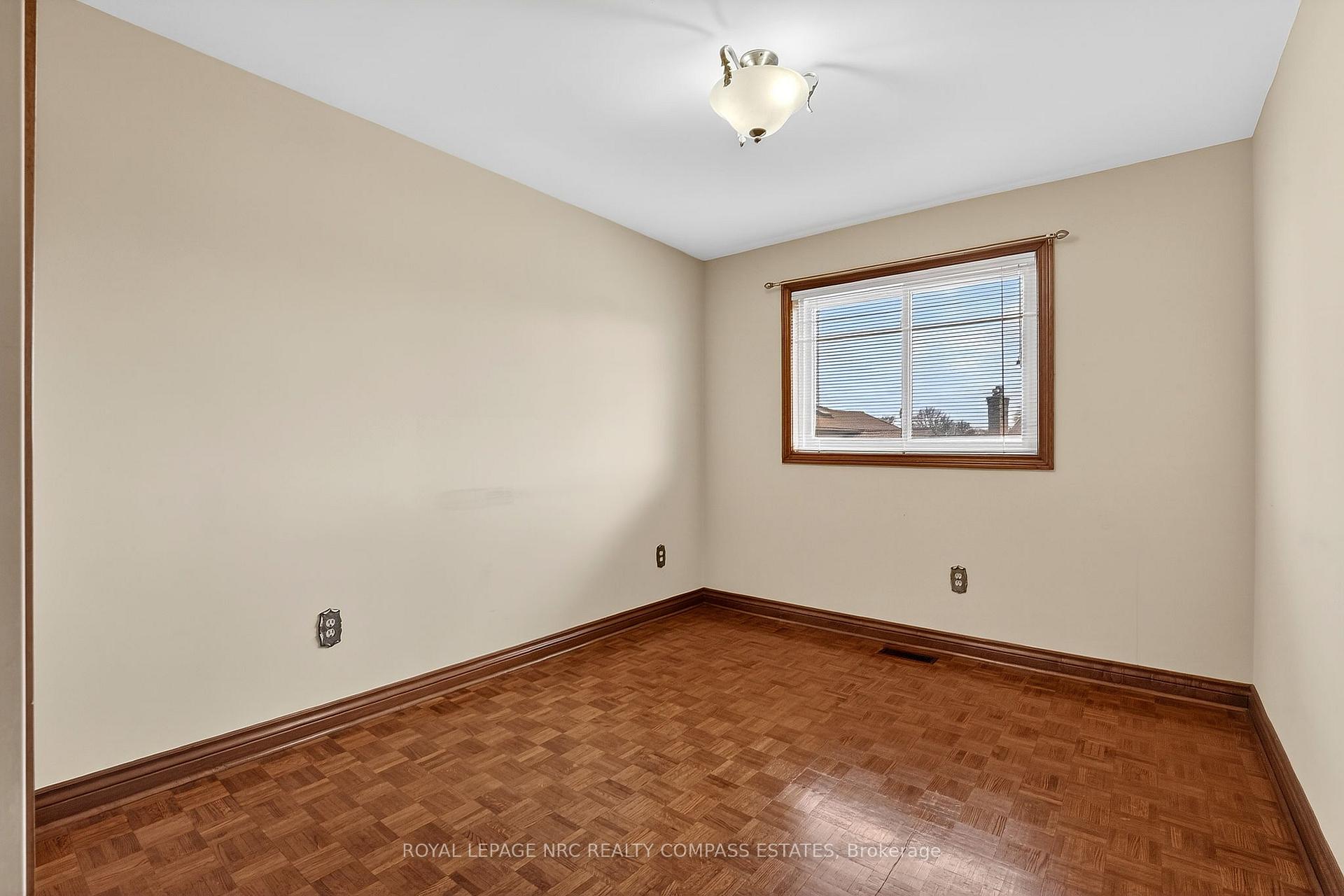 Photo 20 of 36 Chancery Circle, St. Catharines, Vine/Linwell — HOMEH