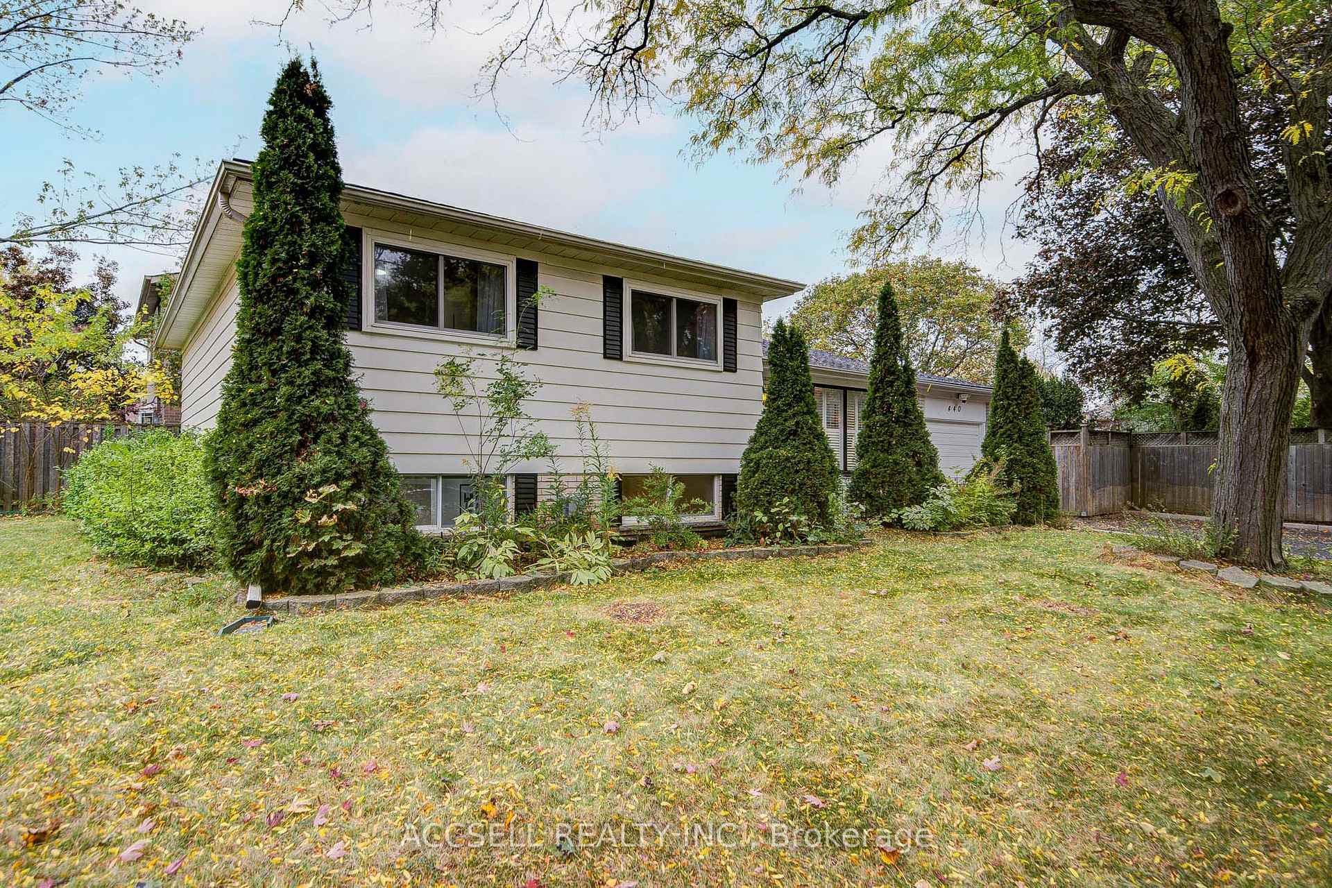 Photo 2 of 440 Sunset Drive, Oakville, West — HOMEH