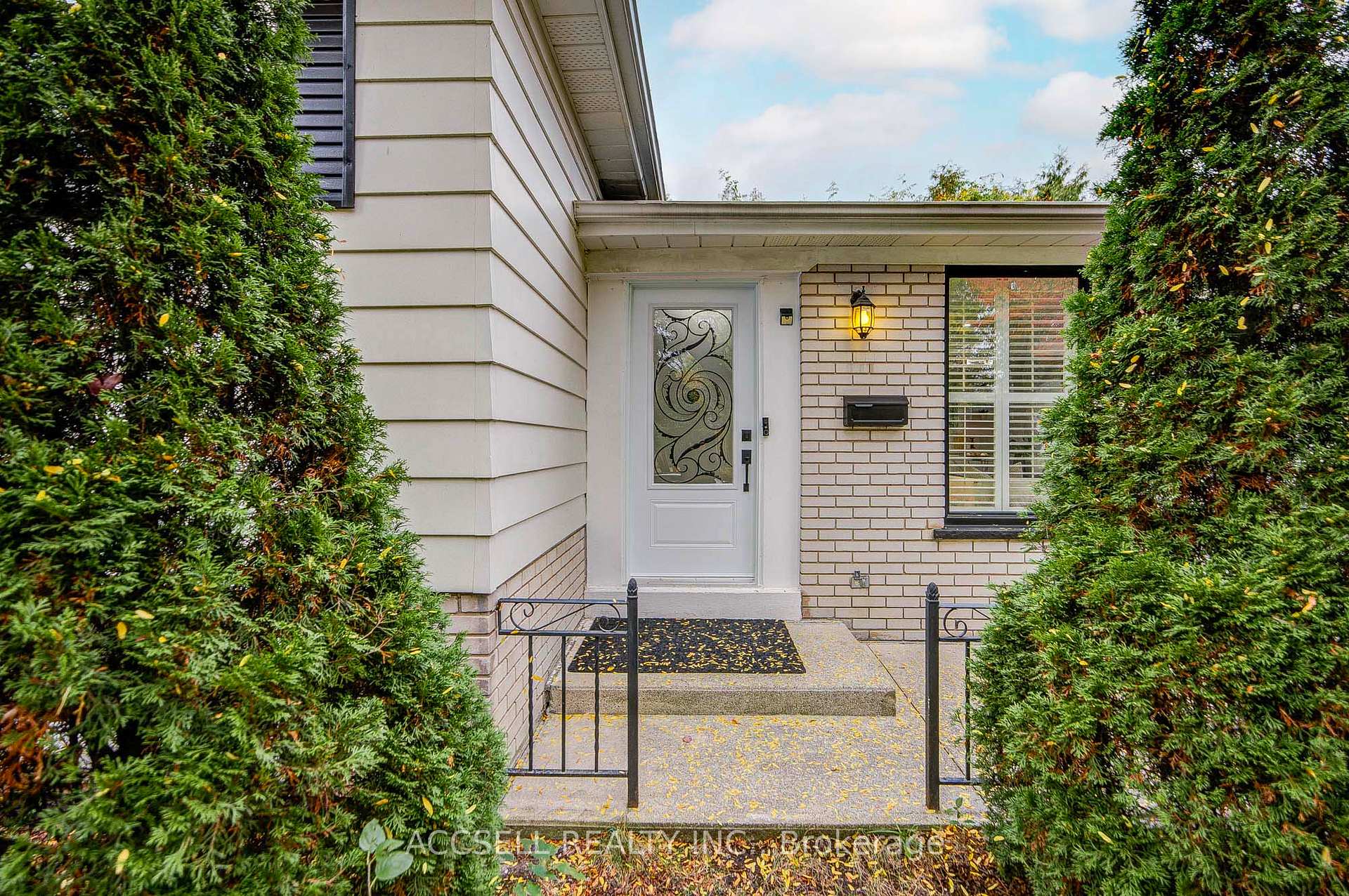 Photo 3 of 440 Sunset Drive, Oakville, West — HOMEH