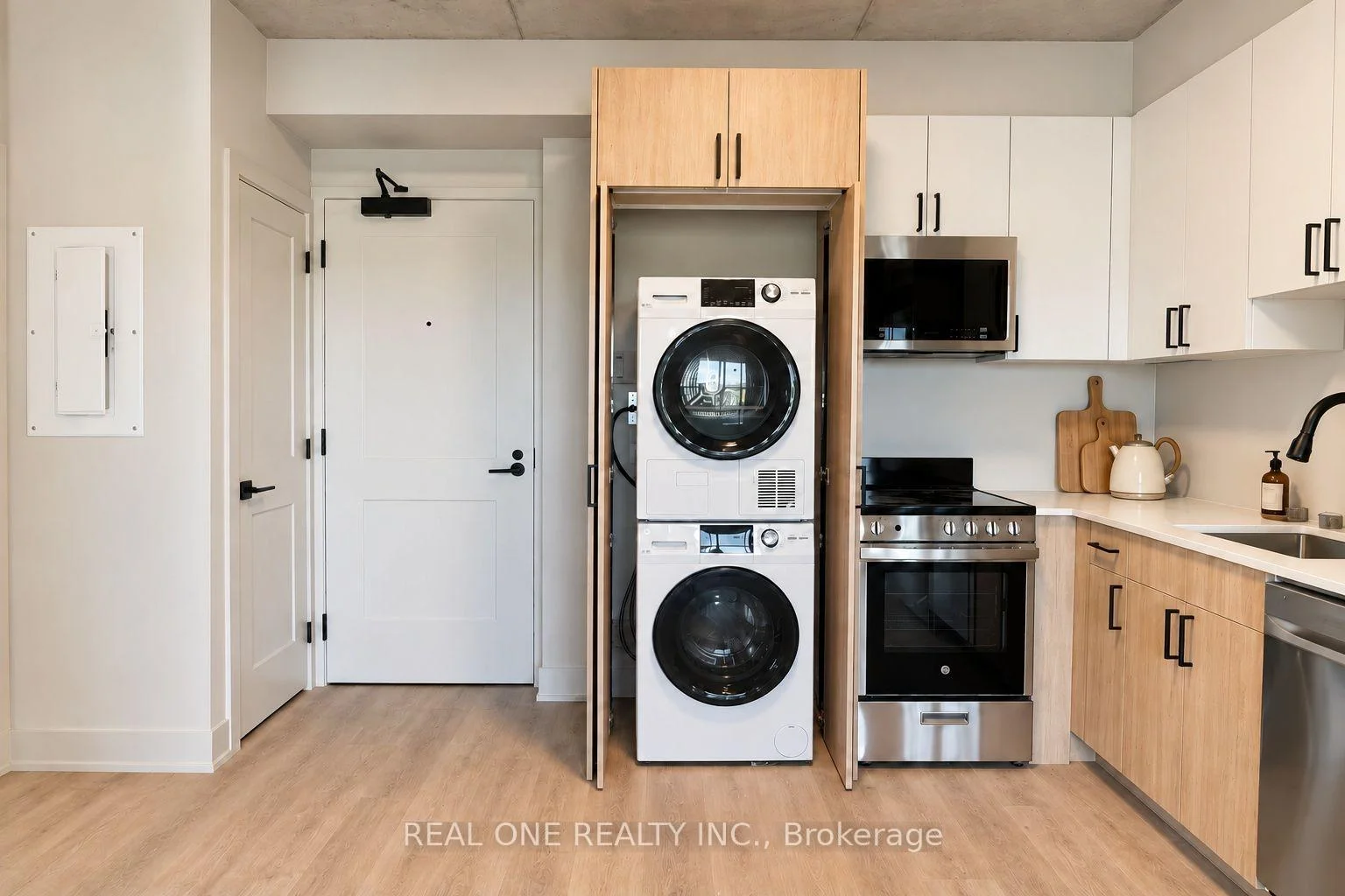 Photo 6 of Unit 602, 810 King Street W, Hamilton, Westdale — HOMEH
