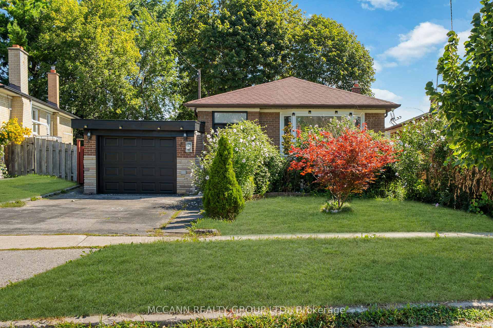 Photo 2 of 17 Barlow Road, Scarborough, Woburn — HOMEH