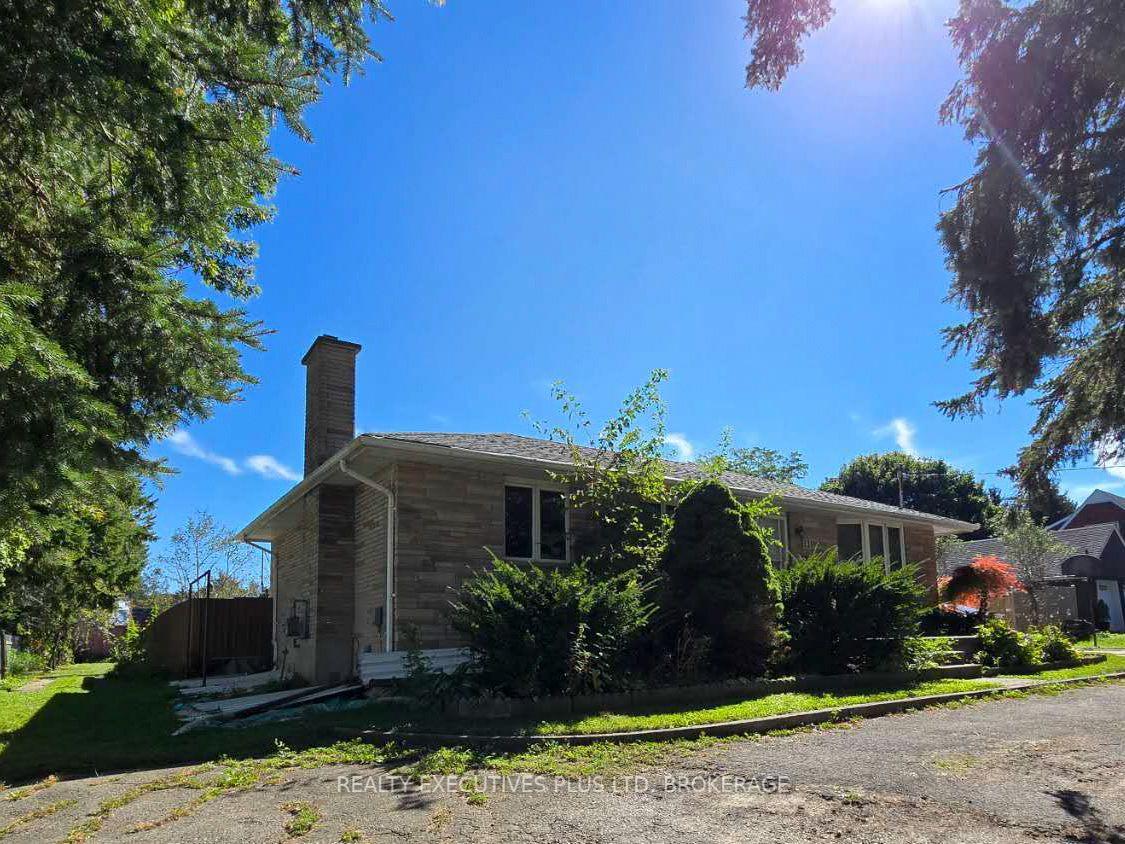 Photo 2 of 131 Fairview Avenue, St. Thomas — HOMEH