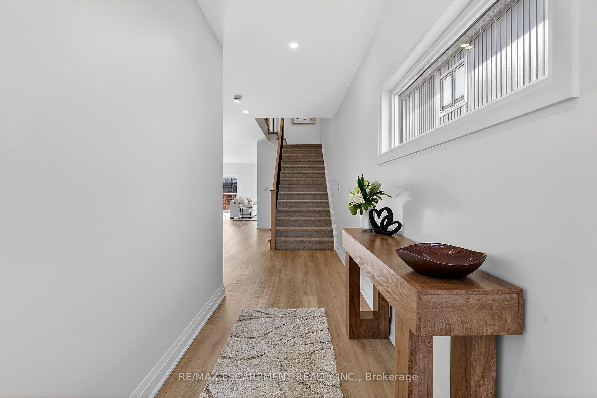 Photo 4 of 8868 Angie Drive, Niagara Falls, Forestview — HOMEH