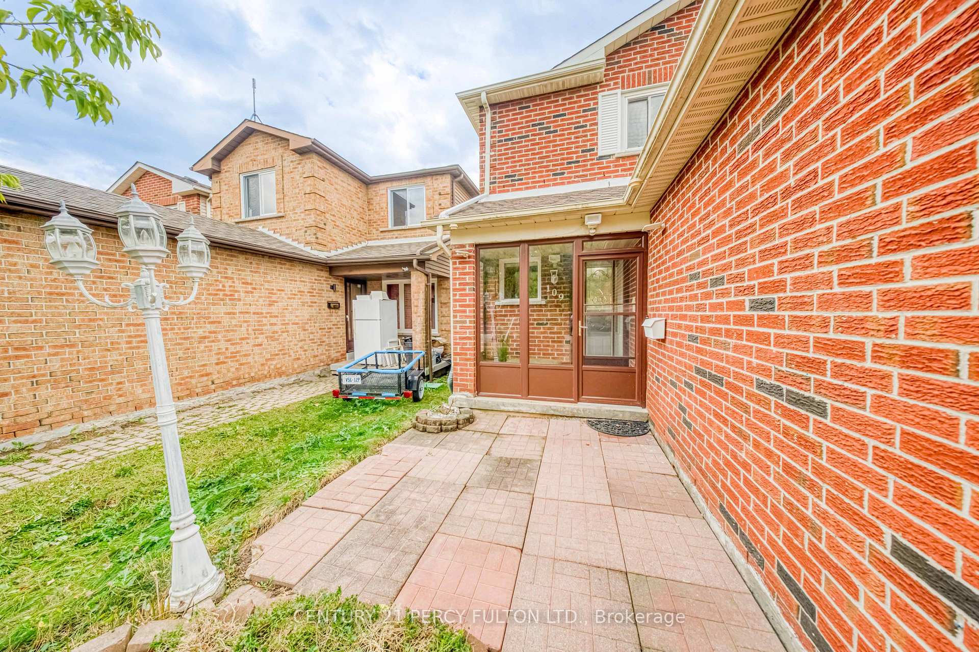 Photo 3 of 109 Swinton Crescent, Vaughan, Lakeview Estates — HOMEH