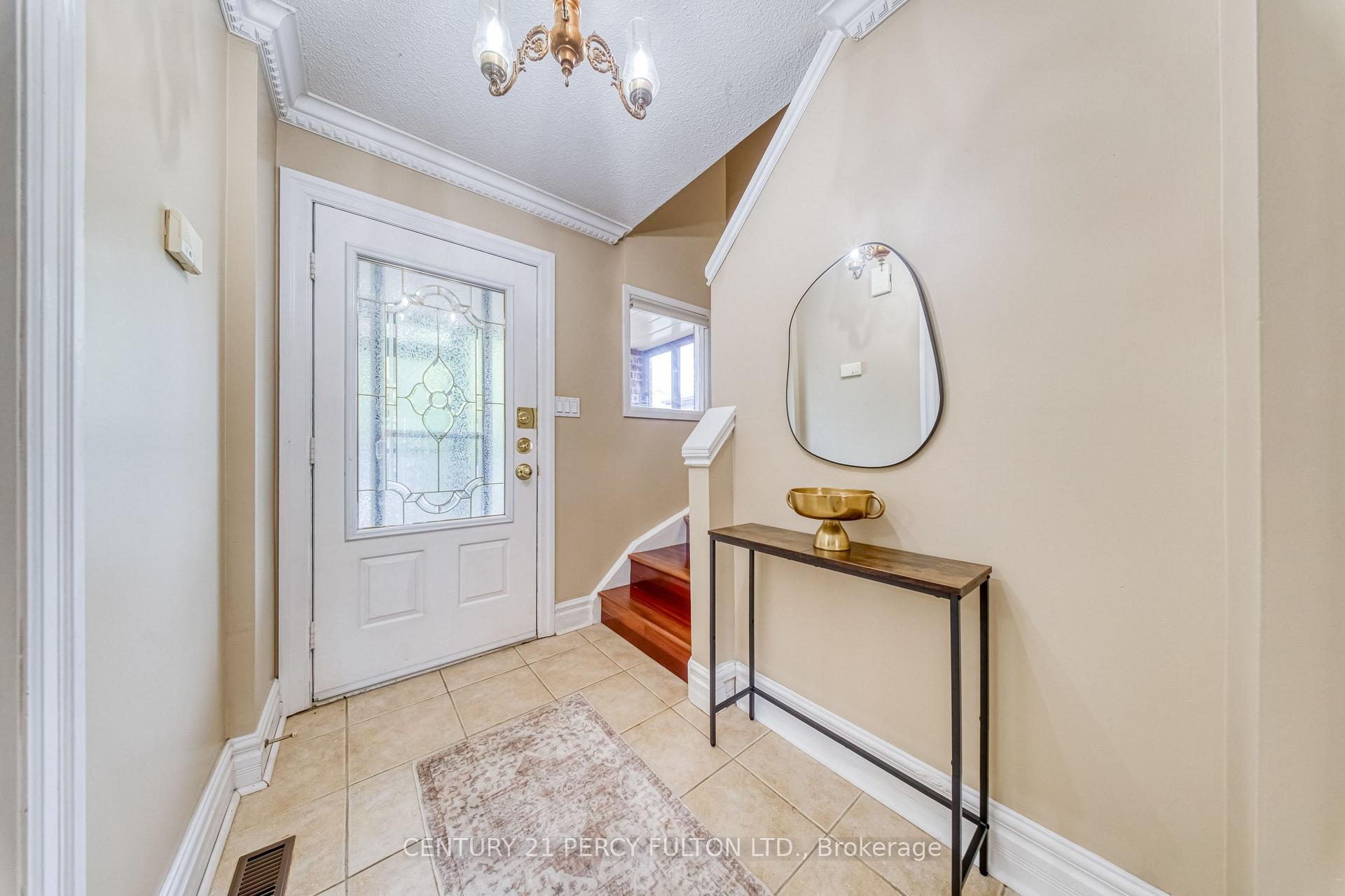 Photo 4 of 109 Swinton Crescent, Vaughan, Lakeview Estates — HOMEH