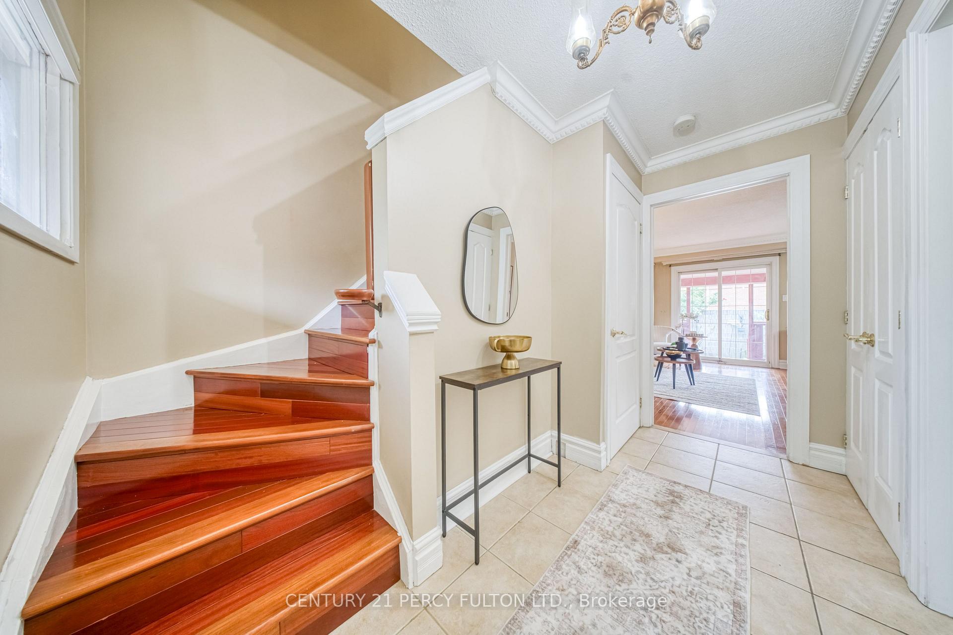 Photo 5 of 109 Swinton Crescent, Vaughan, Lakeview Estates — HOMEH