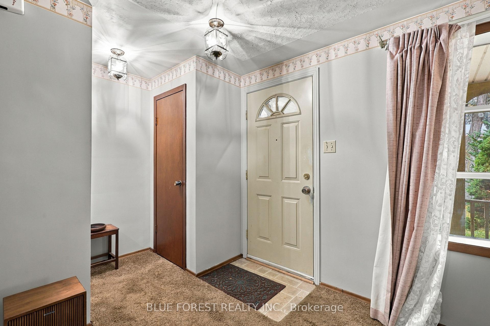 Photo 6 of 673 Galloway Crescent, London, South O — HOMEH