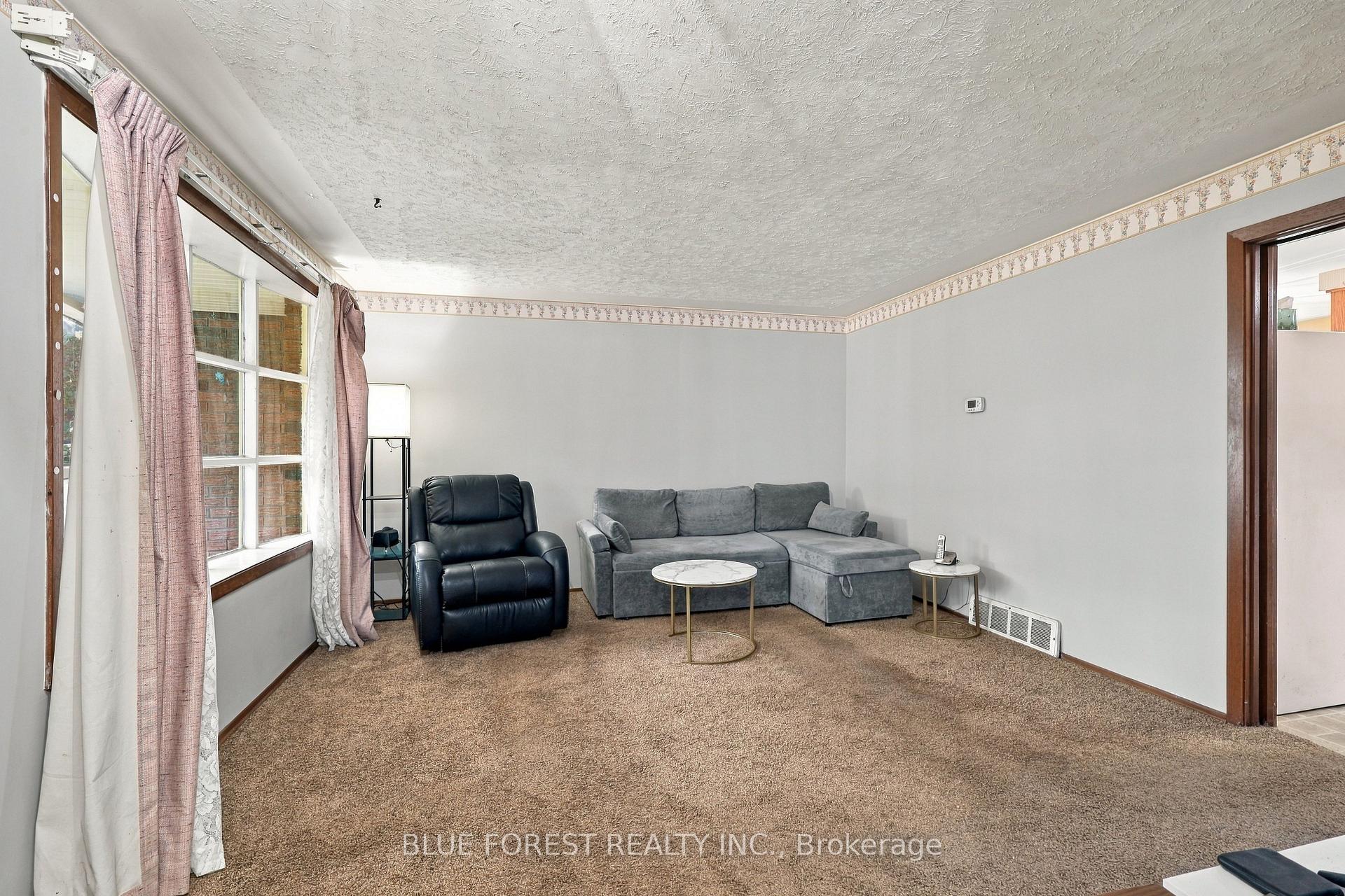 Photo 7 of 673 Galloway Crescent, London, South O — HOMEH