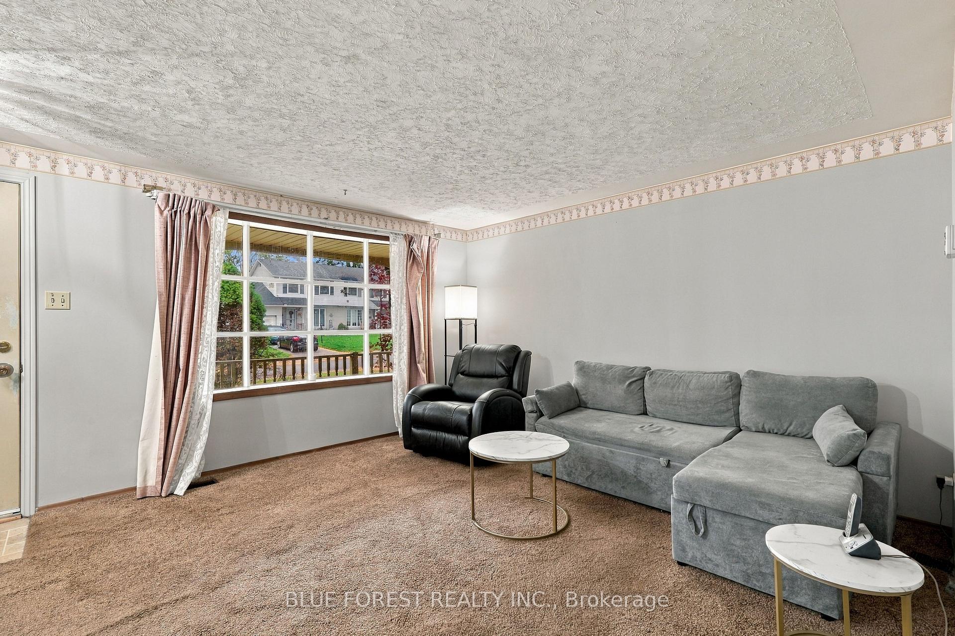 Photo 8 of 673 Galloway Crescent, London, South O — HOMEH