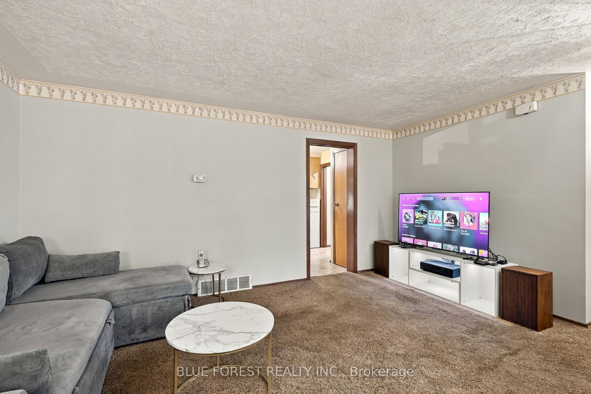 Photo 9 of 673 Galloway Crescent, London, South O — HOMEH