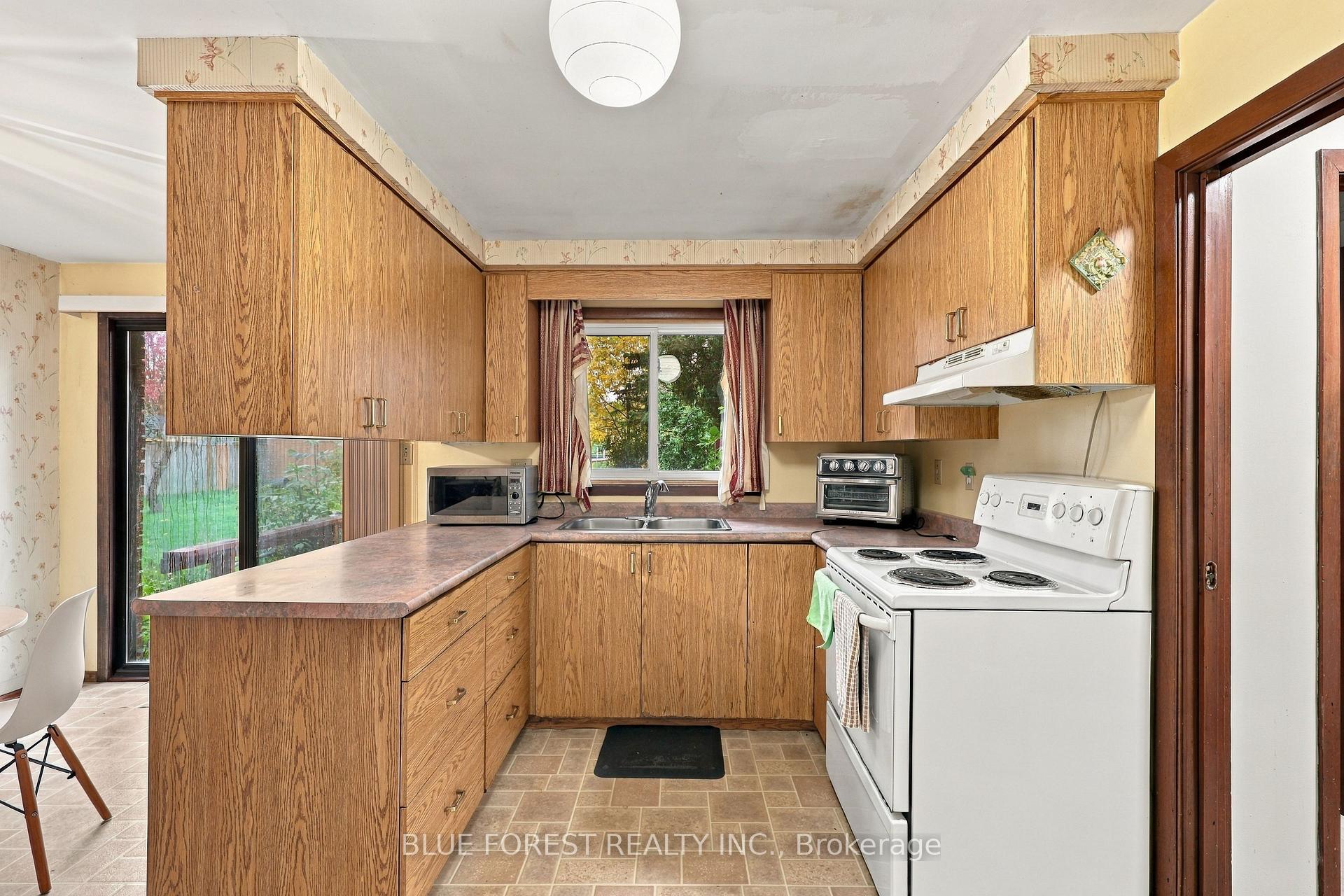 Photo 11 of 673 Galloway Crescent, London, South O — HOMEH