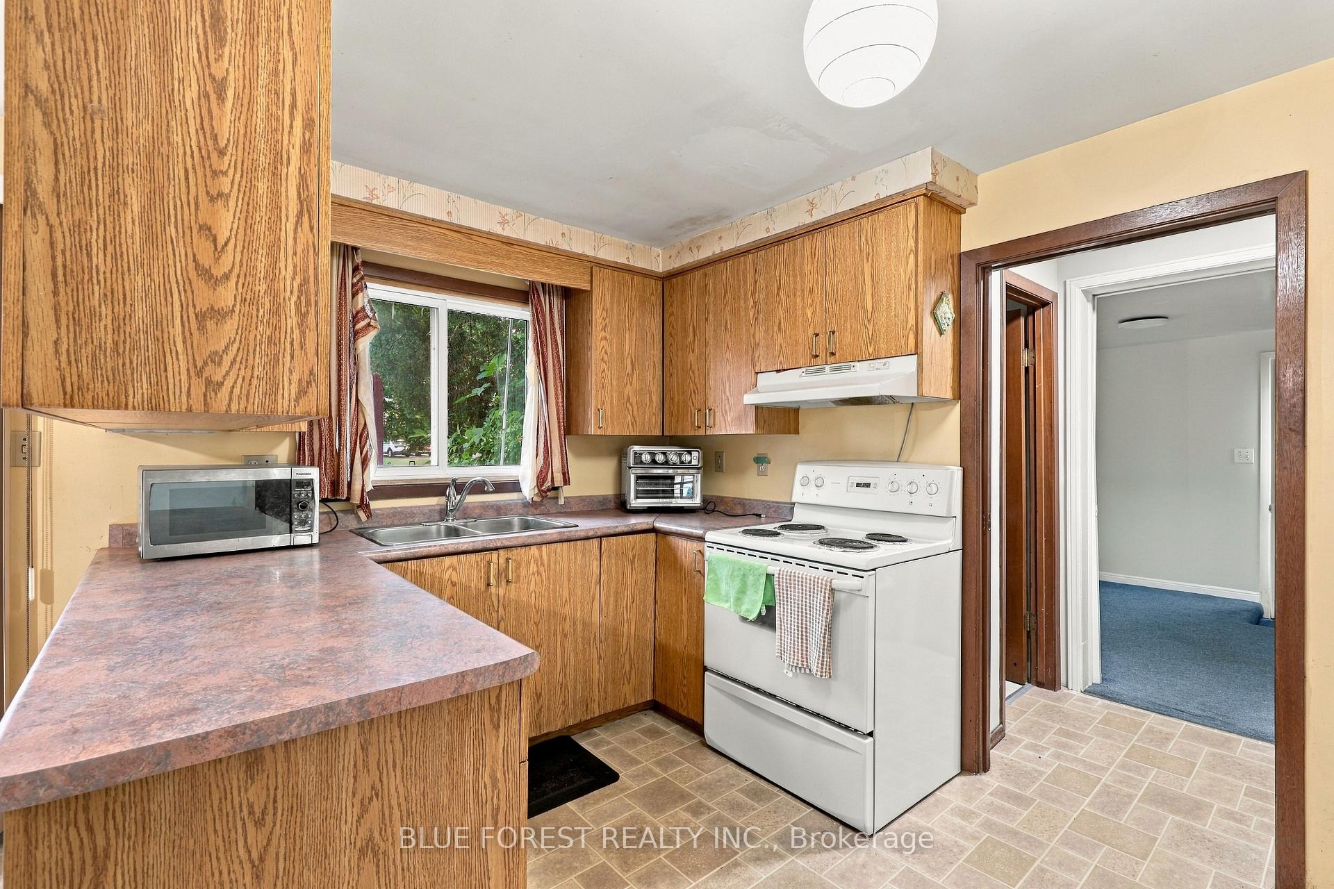 Photo 12 of 673 Galloway Crescent, London, South O — HOMEH
