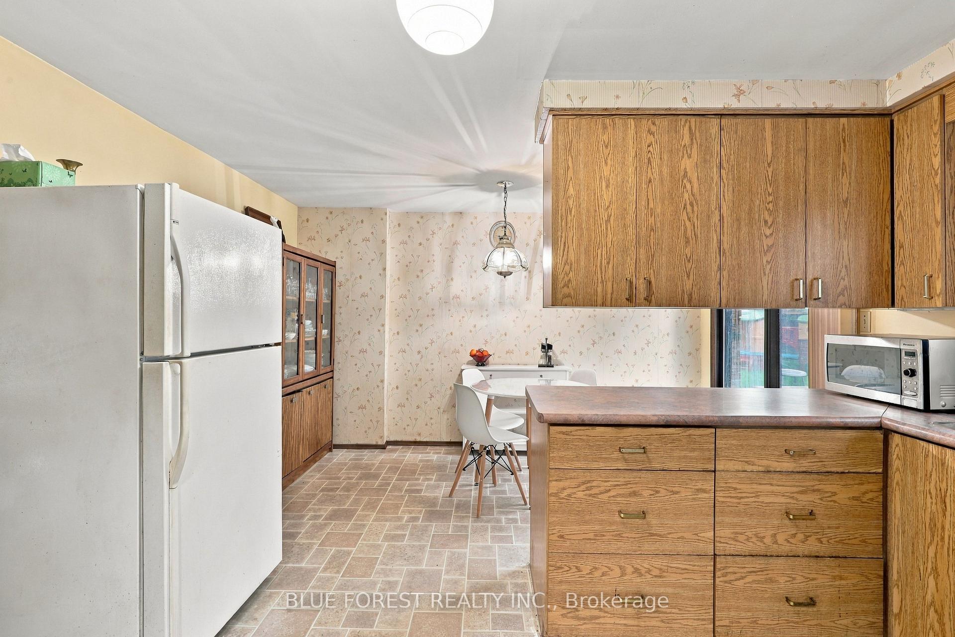 Photo 13 of 673 Galloway Crescent, London, South O — HOMEH