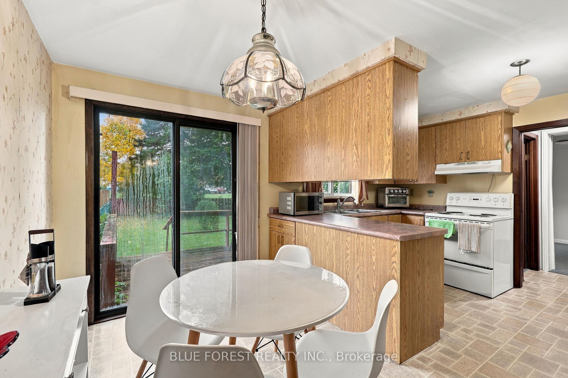 Photo 16 of 673 Galloway Crescent, London, South O — HOMEH
