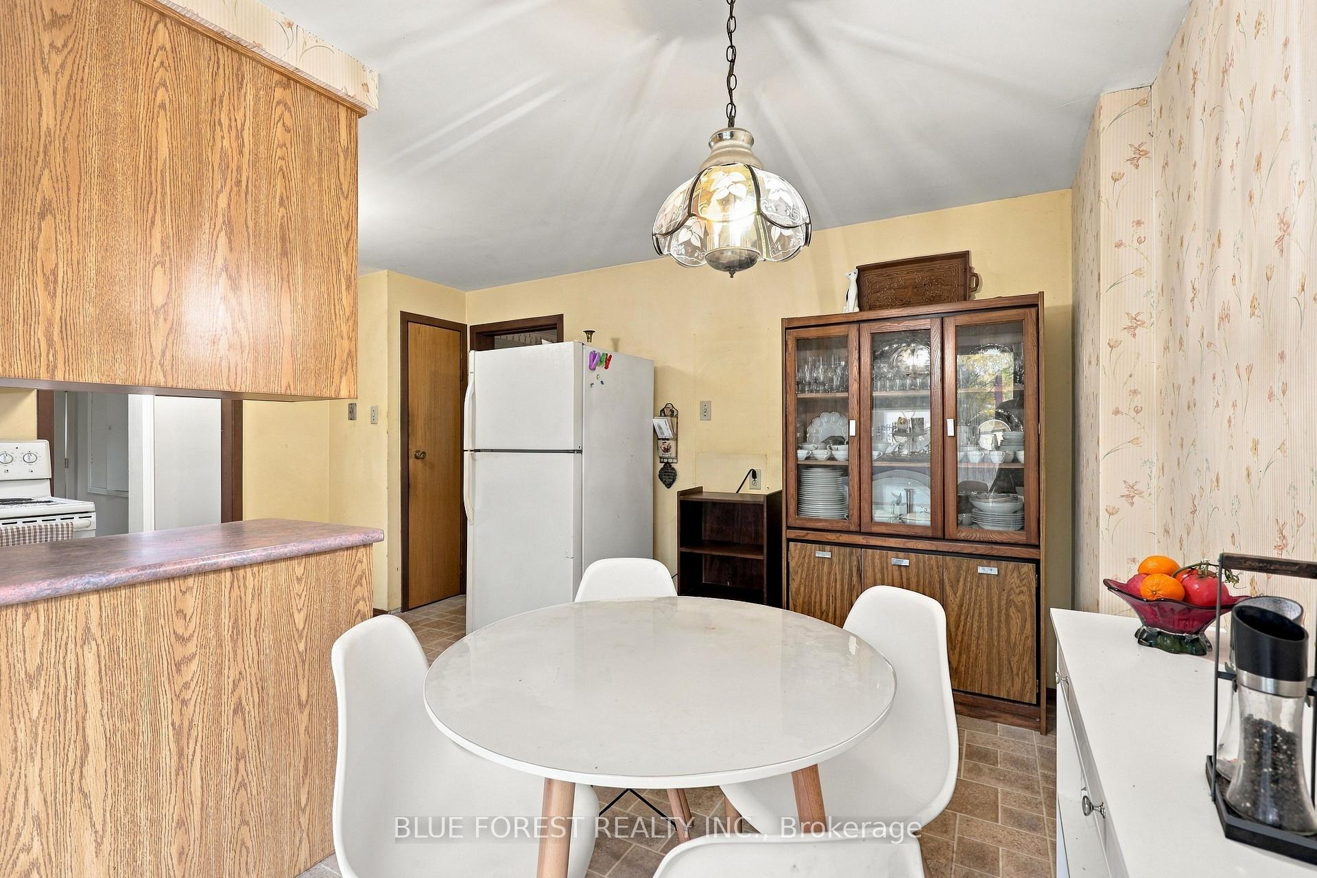 Photo 17 of 673 Galloway Crescent, London, South O — HOMEH
