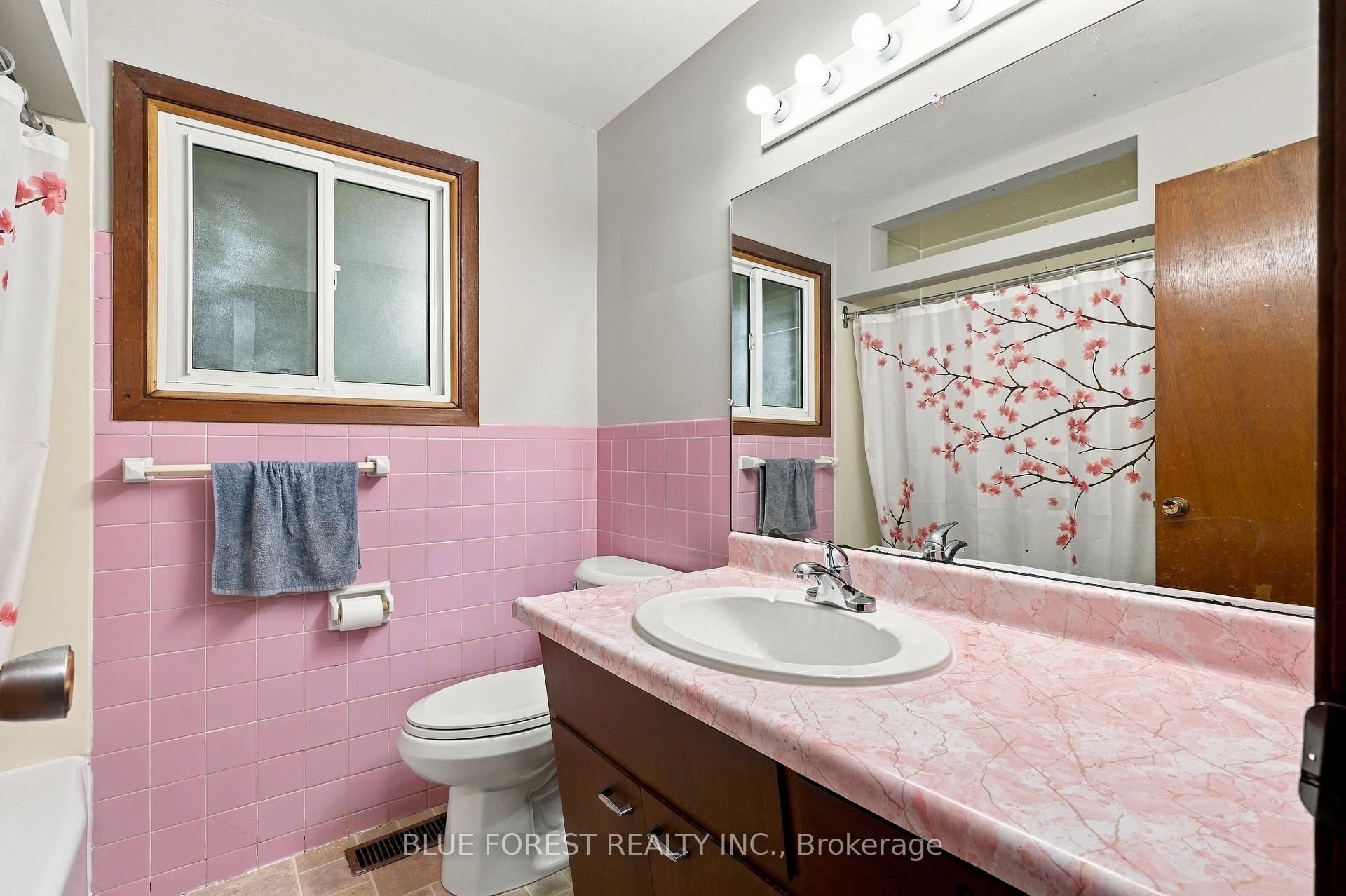 Photo 24 of 673 Galloway Crescent, London, South O — HOMEH