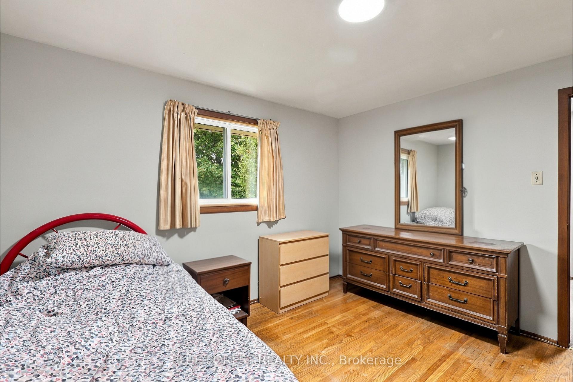 Photo 25 of 673 Galloway Crescent, London, South O — HOMEH