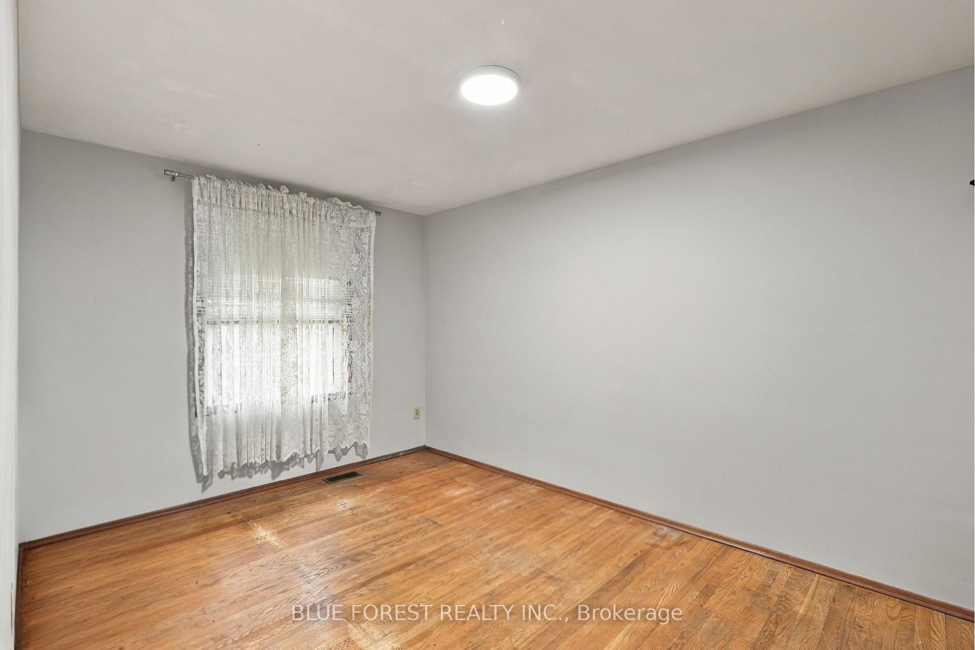 Photo 30 of 673 Galloway Crescent, London, South O — HOMEH