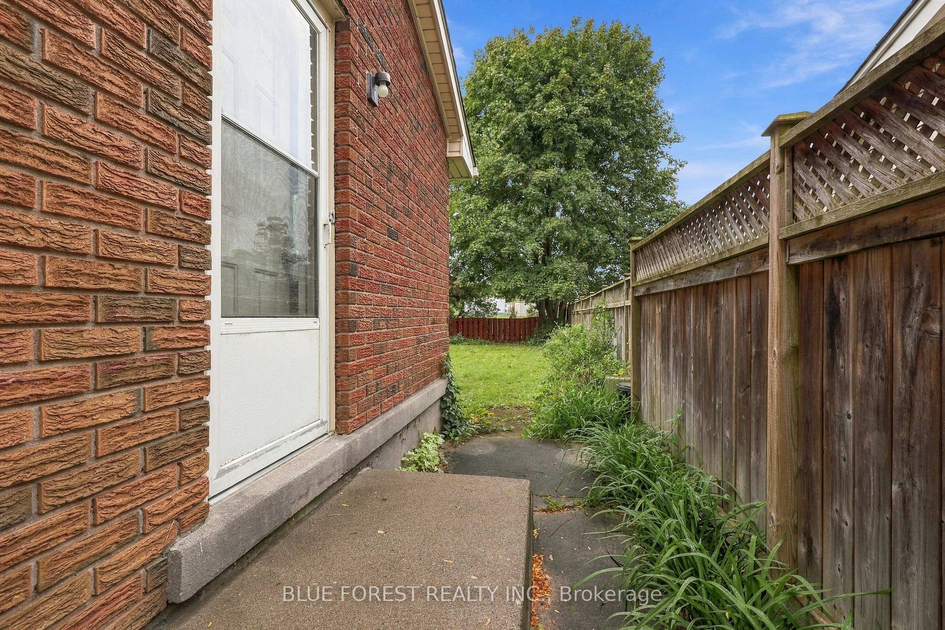 Photo 35 of 673 Galloway Crescent, London, South O — HOMEH