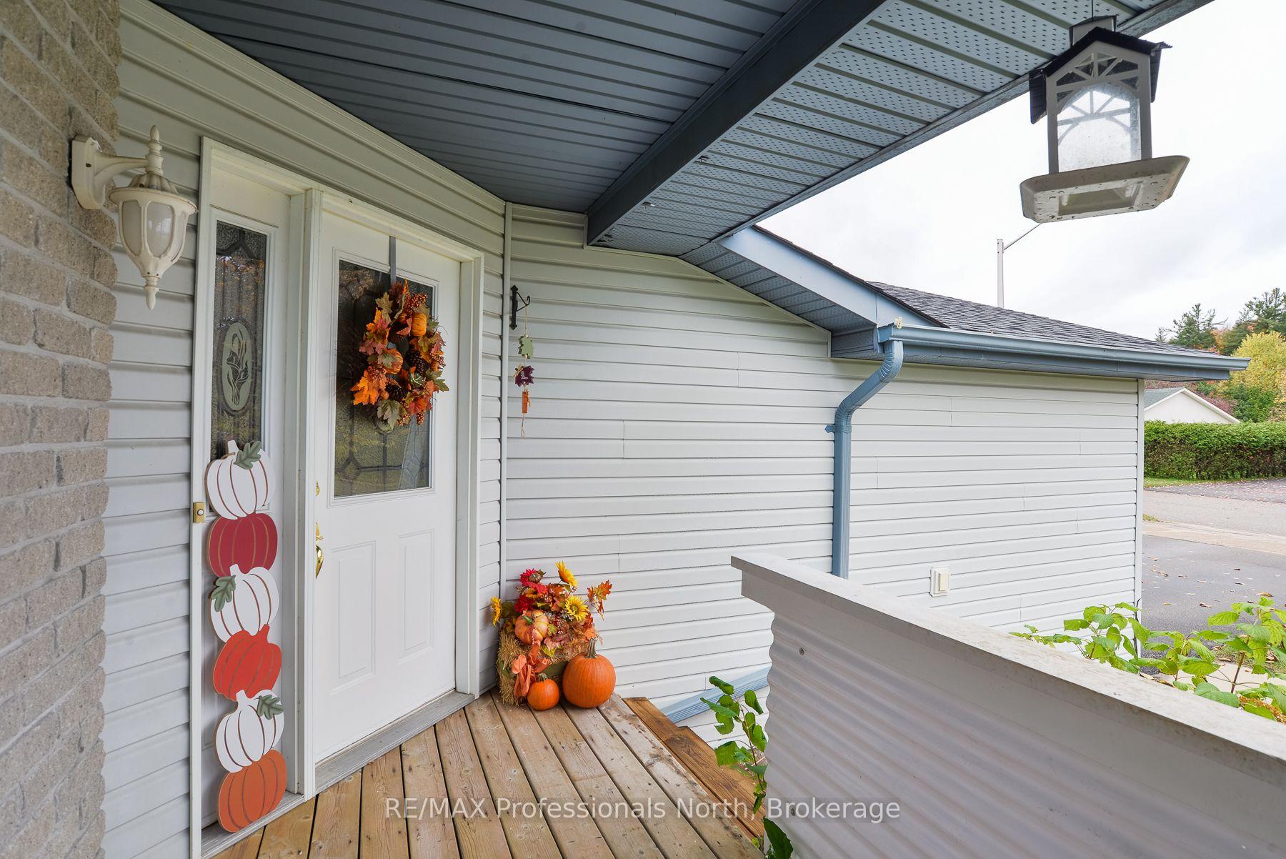 Photo 3 of 34 Killdeer Crescent, Bracebridge, Monck (Bracebridge) — HOMEH