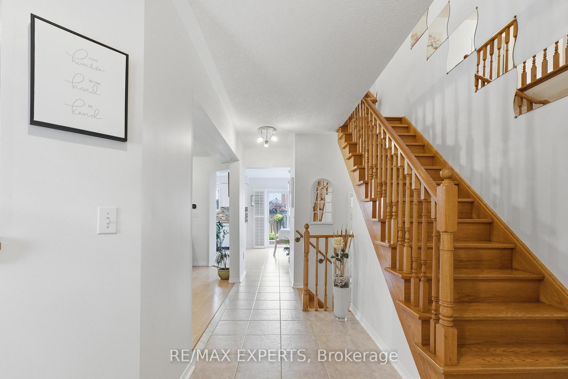 Photo 6 of 16 Piazza Crescent, Vaughan, West Woodbridge — HOMEH