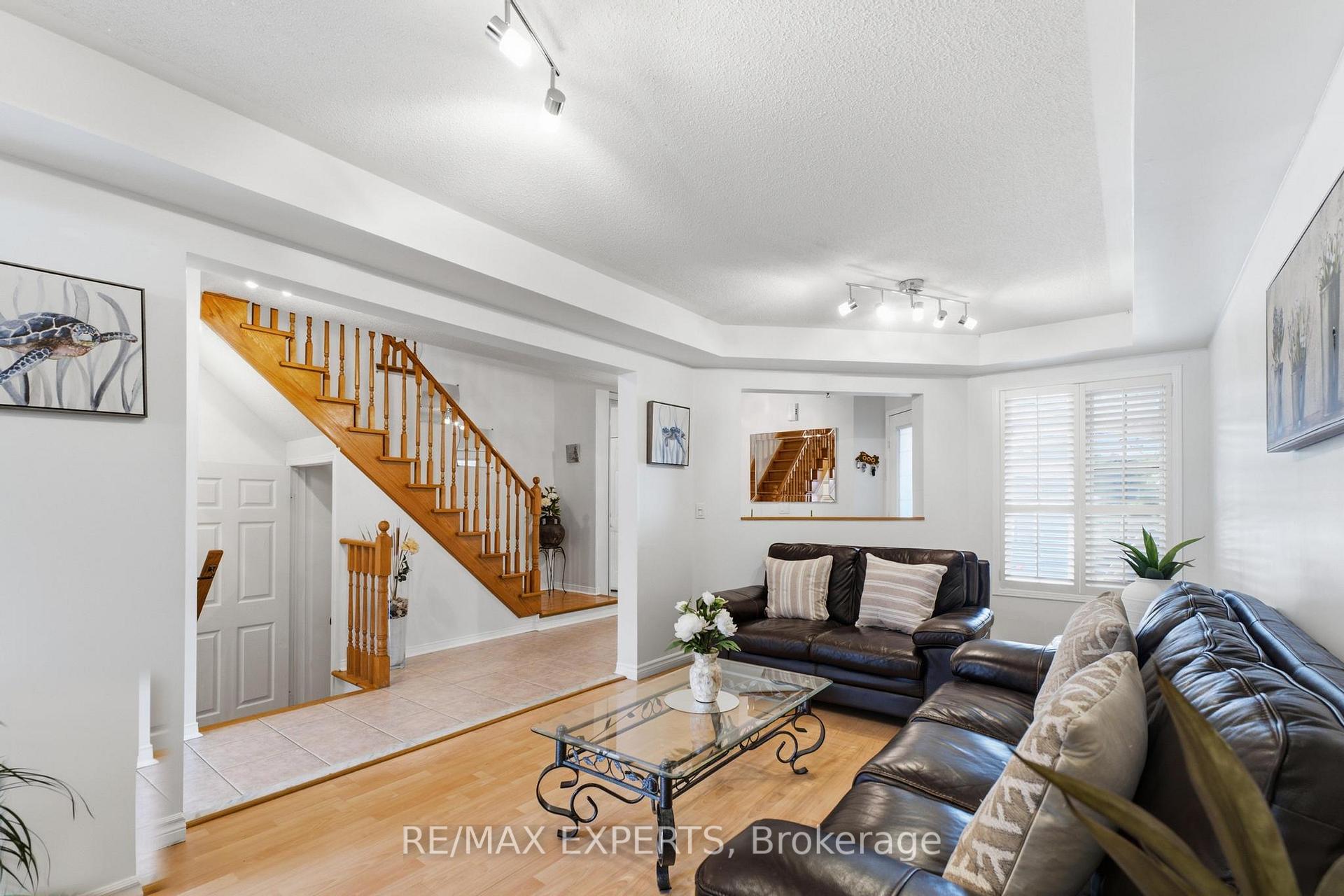 Photo 7 of 16 Piazza Crescent, Vaughan, West Woodbridge — HOMEH