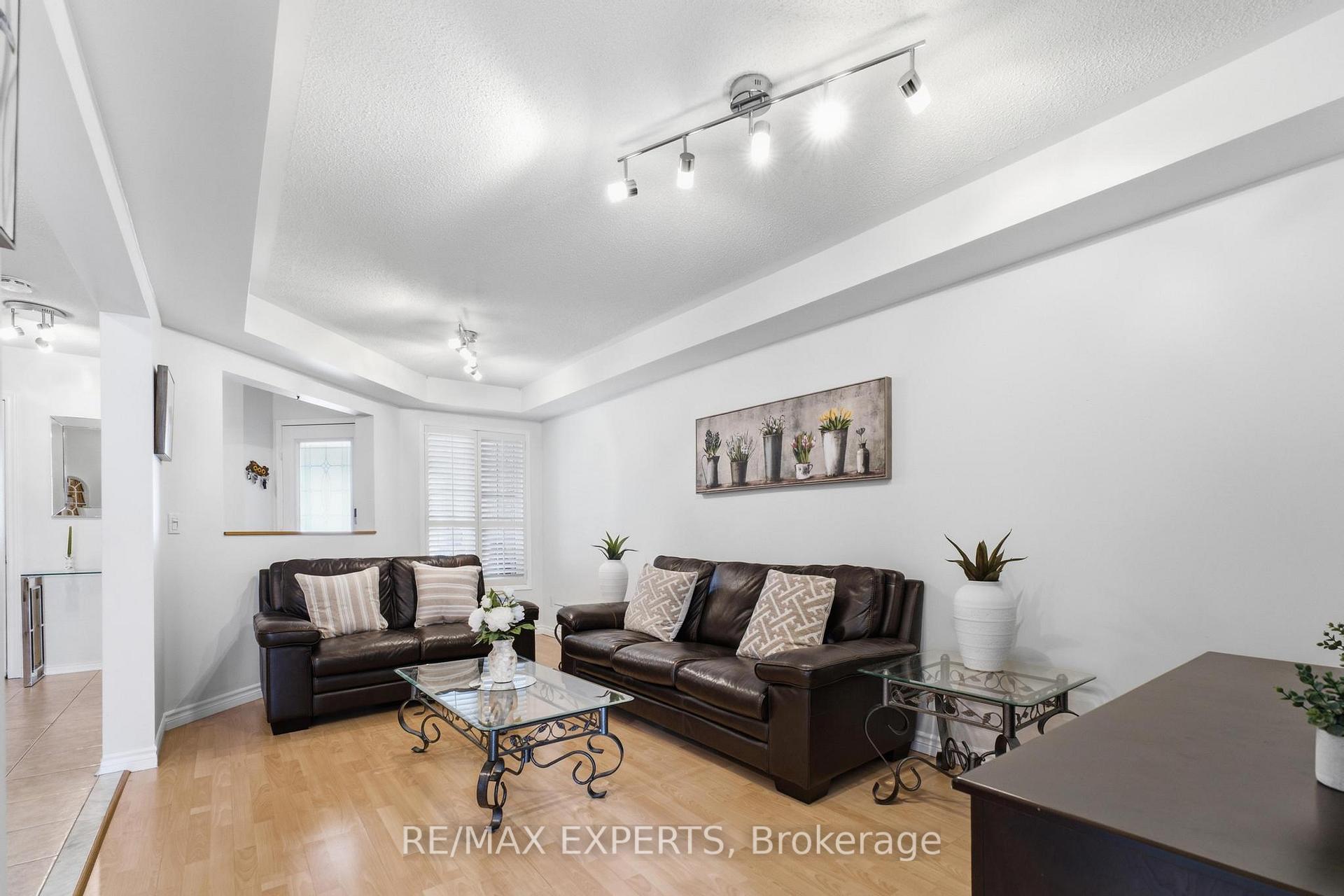 Photo 8 of 16 Piazza Crescent, Vaughan, West Woodbridge — HOMEH