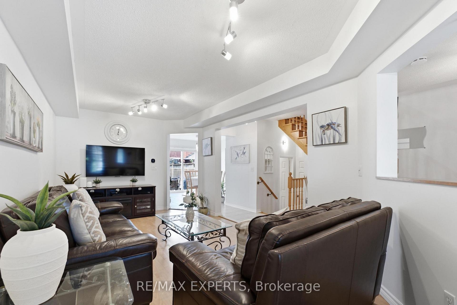 Photo 9 of 16 Piazza Crescent, Vaughan, West Woodbridge — HOMEH