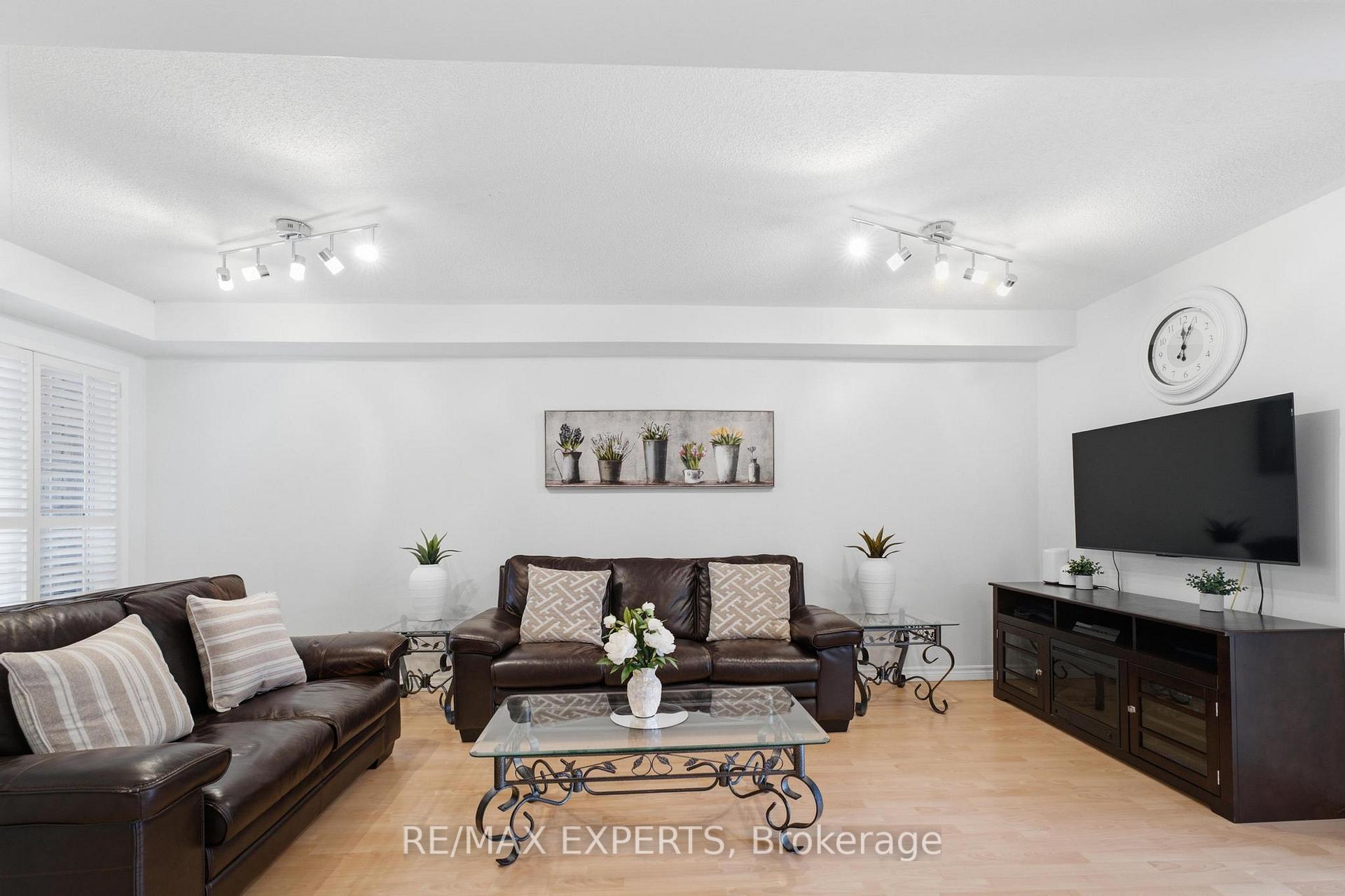 Photo 10 of 16 Piazza Crescent, Vaughan, West Woodbridge — HOMEH