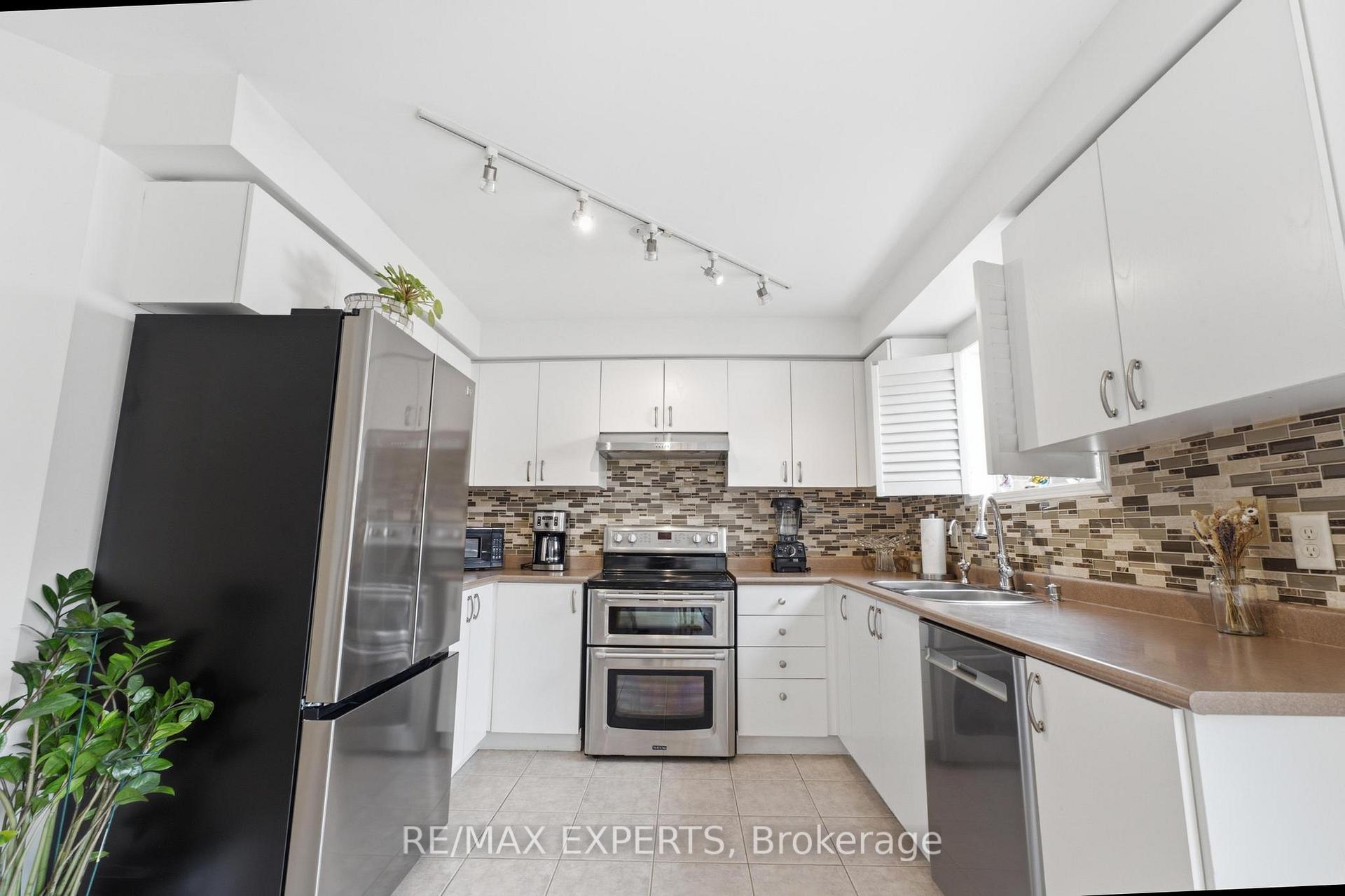 Photo 11 of 16 Piazza Crescent, Vaughan, West Woodbridge — HOMEH