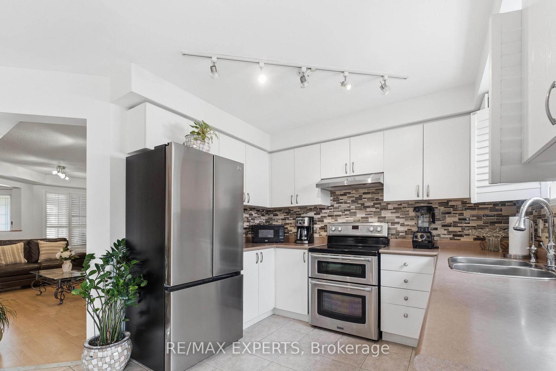 Photo 12 of 16 Piazza Crescent, Vaughan, West Woodbridge — HOMEH