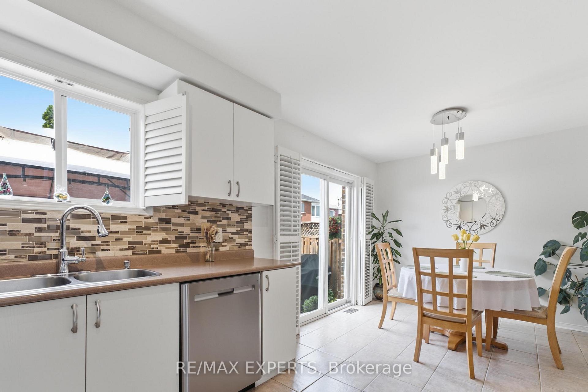 Photo 13 of 16 Piazza Crescent, Vaughan, West Woodbridge — HOMEH