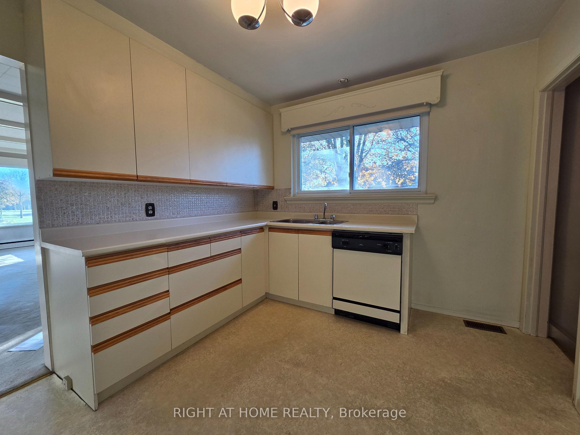 Photo 10 of 462 Madison Avenue, Oshawa, McLaughlin — HOMEH