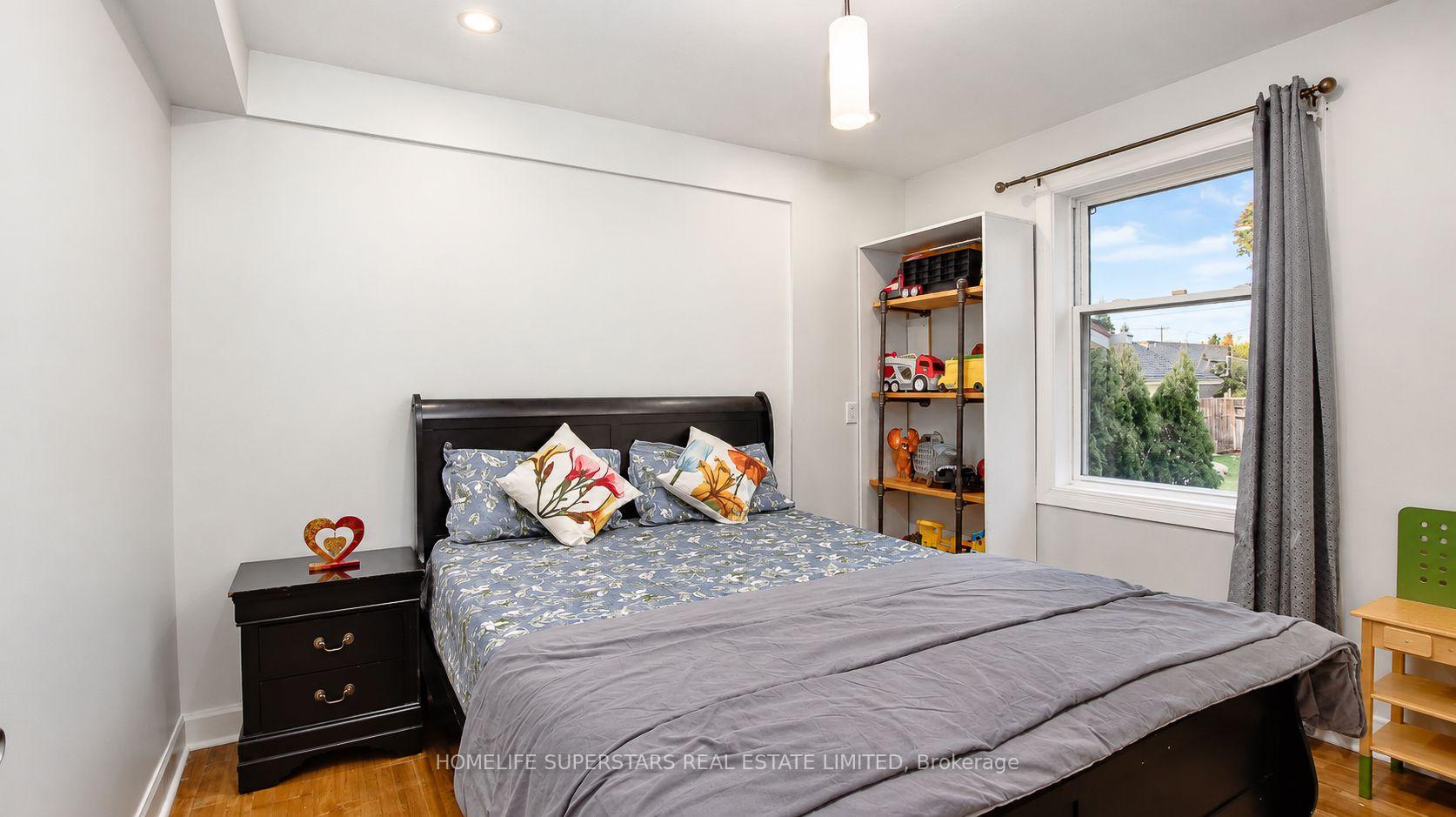 Photo 17 of 706 Rowntree Avenue, London, South H — HOMEH
