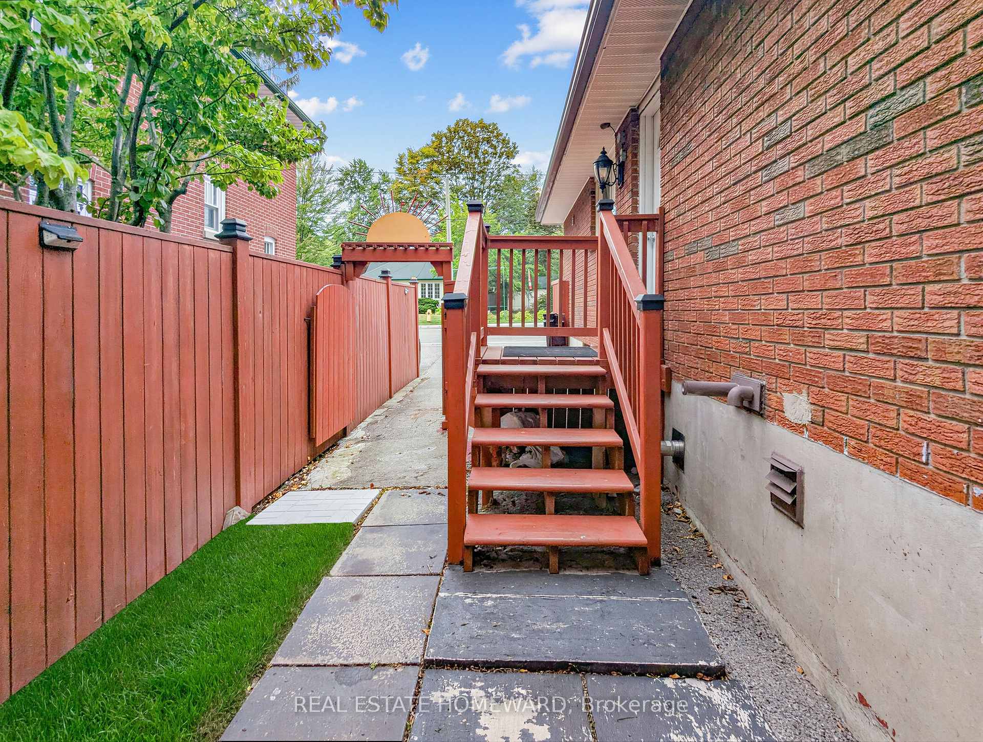 Photo 46 of 621 Byron Street S, Whitby, Downtown Whitby — HOMEH