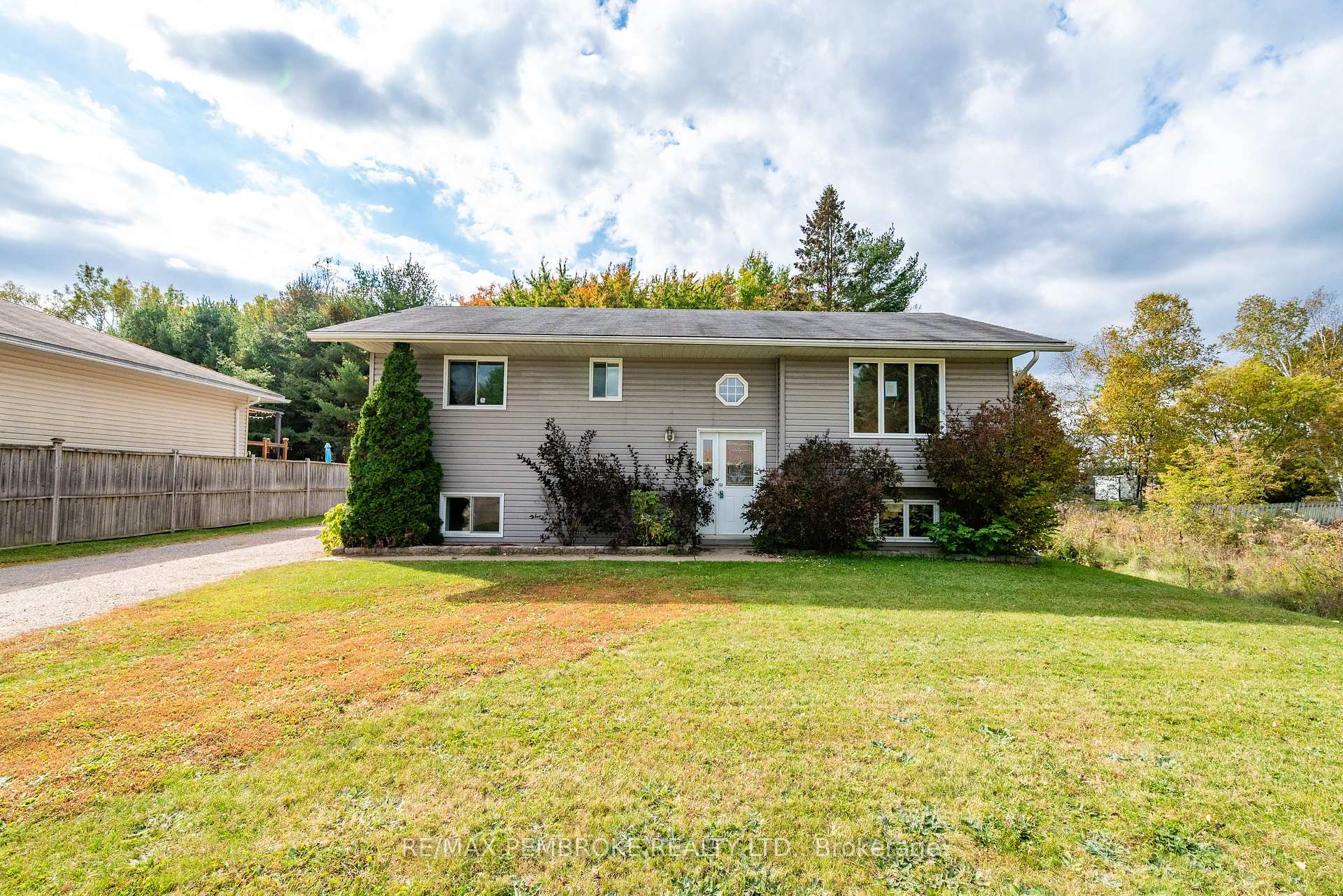 Photo 2 of 18 Joseph Street, Laurentian Hills, Chalk River and Laurentian Hills South — HOMEH