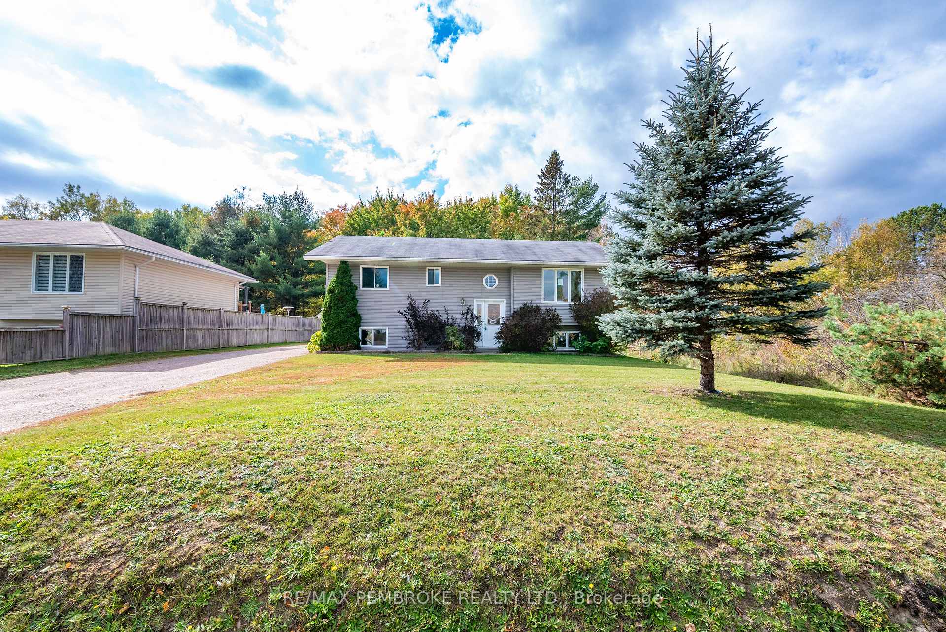 Photo 3 of 18 Joseph Street, Laurentian Hills, Chalk River and Laurentian Hills South — HOMEH