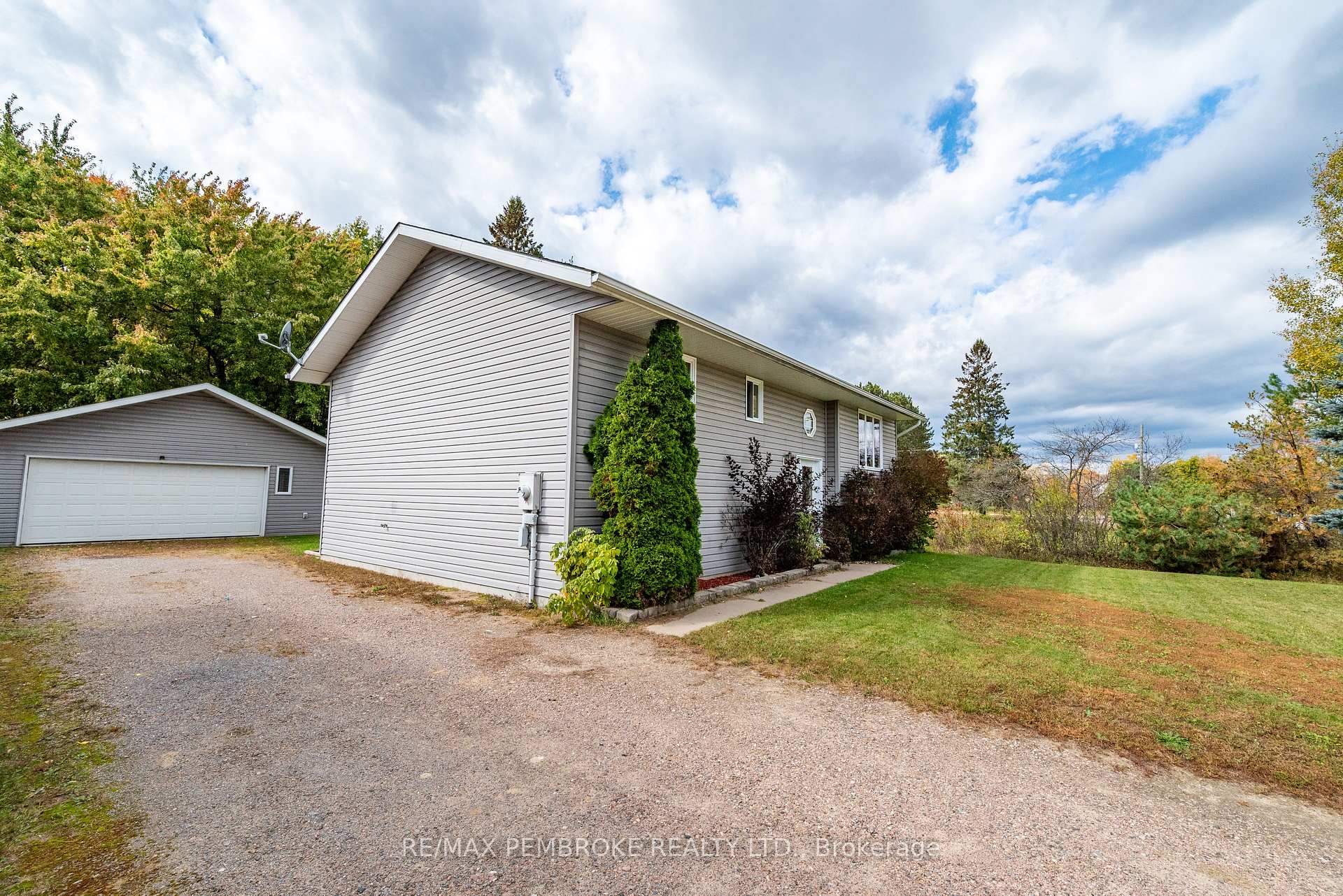 Photo 4 of 18 Joseph Street, Laurentian Hills, Chalk River and Laurentian Hills South — HOMEH