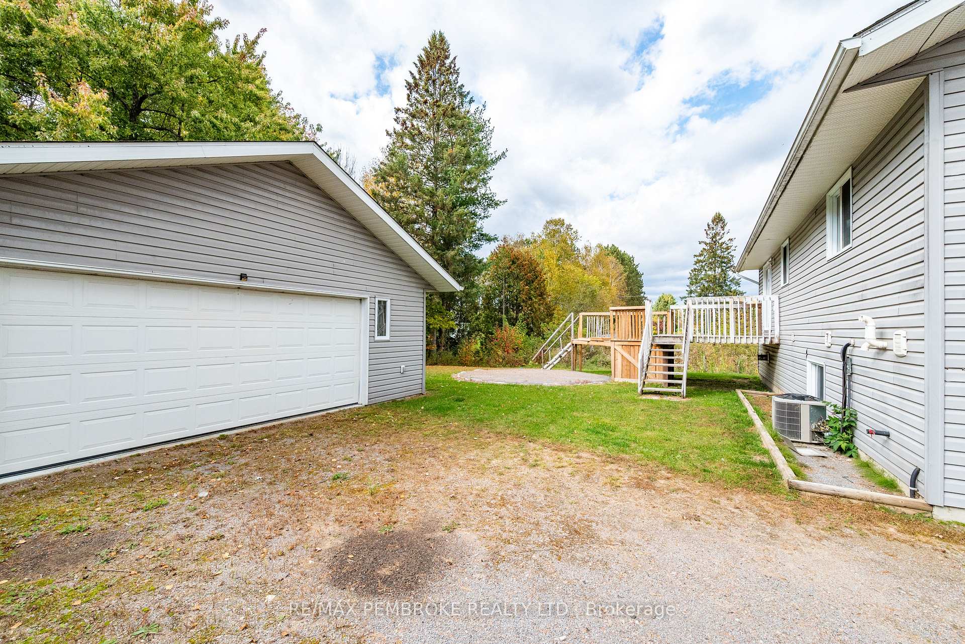 Photo 5 of 18 Joseph Street, Laurentian Hills, Chalk River and Laurentian Hills South — HOMEH