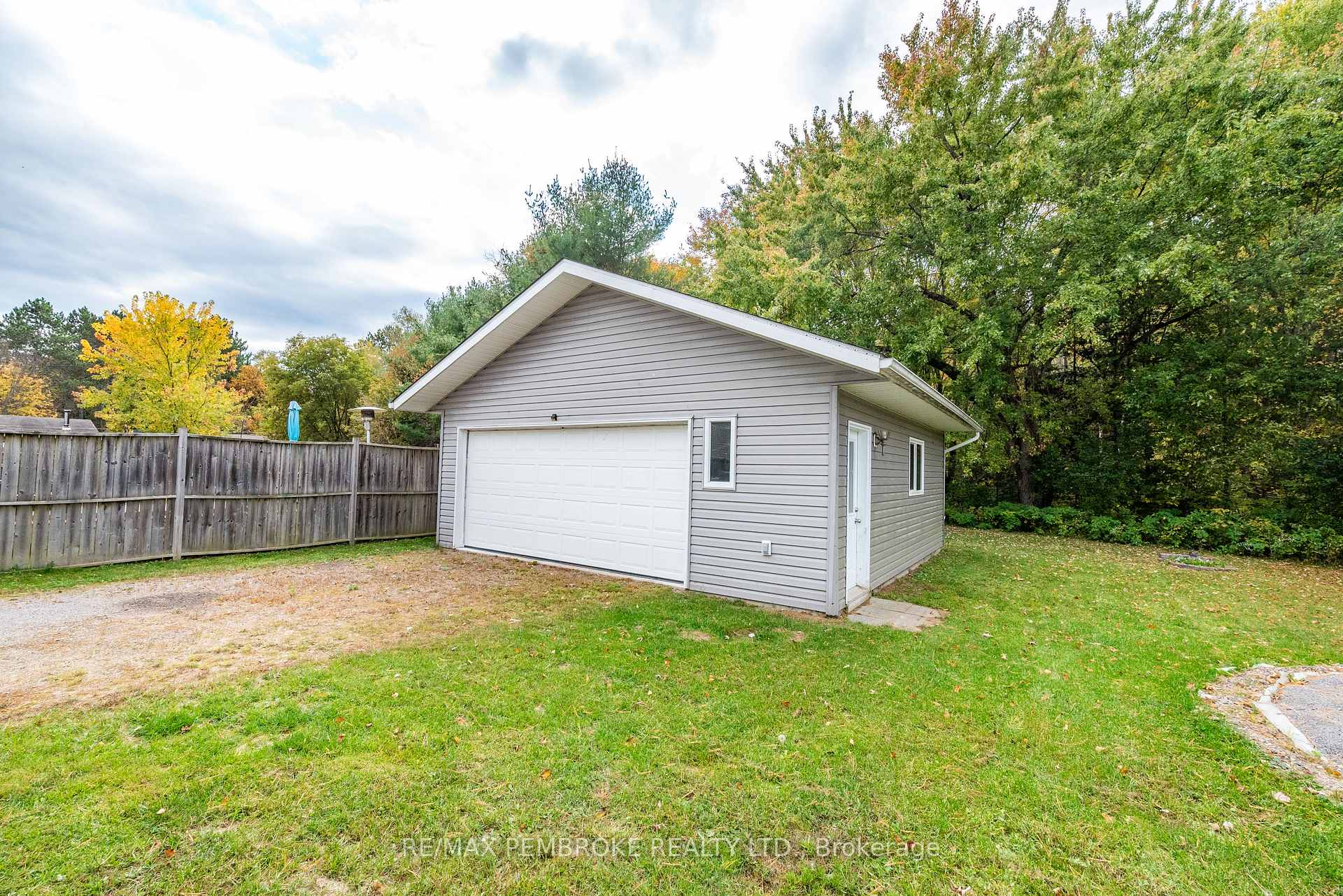 Photo 6 of 18 Joseph Street, Laurentian Hills, Chalk River and Laurentian Hills South — HOMEH