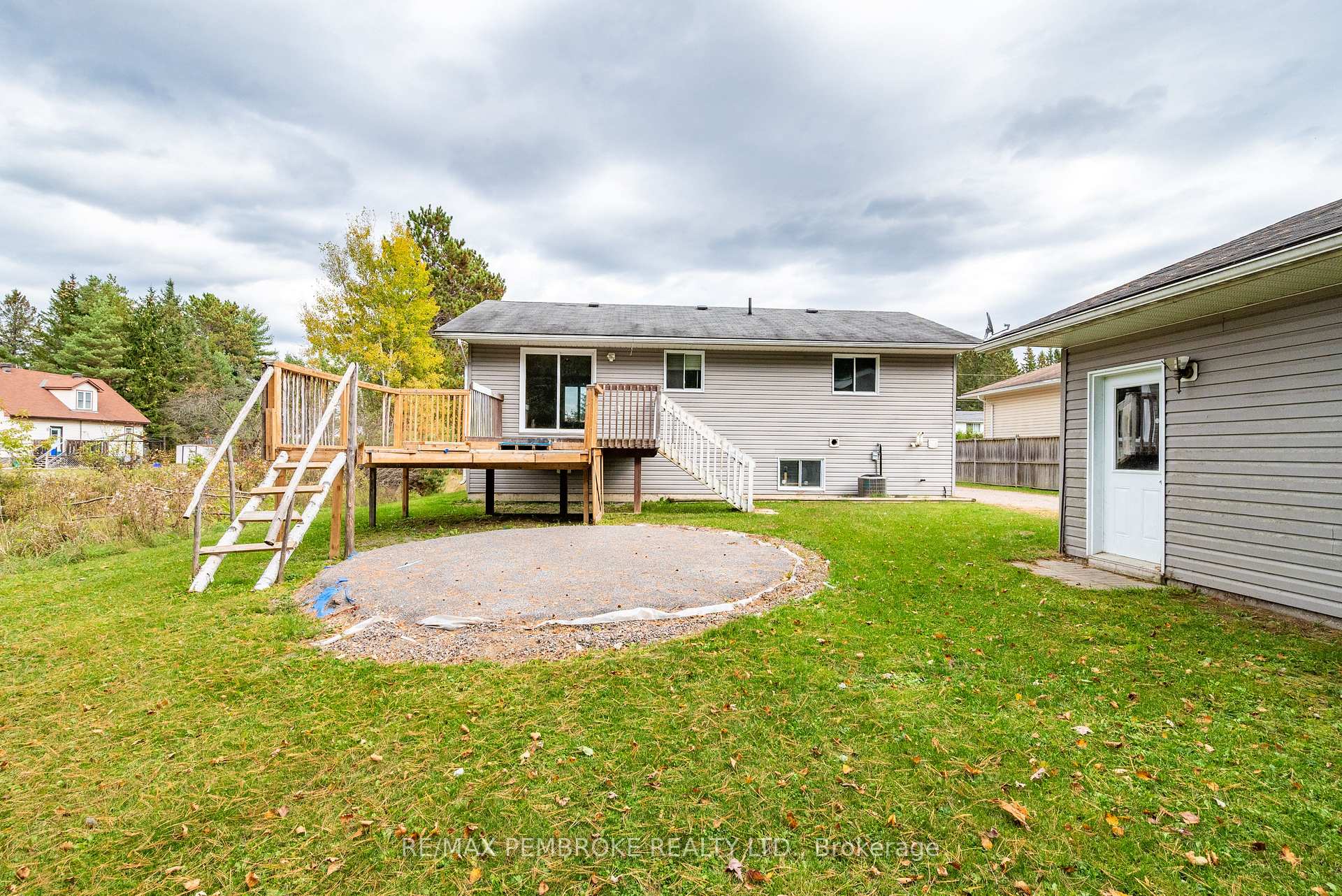Photo 7 of 18 Joseph Street, Laurentian Hills, Chalk River and Laurentian Hills South — HOMEH