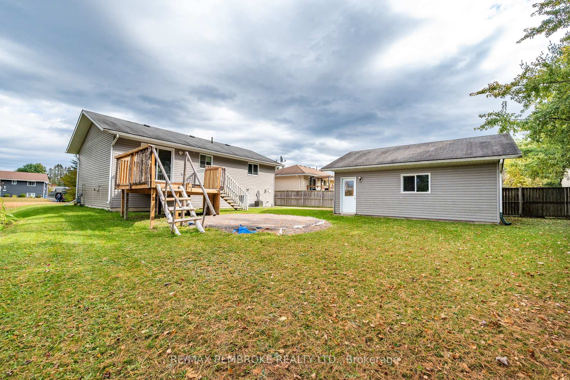 Photo 8 of 18 Joseph Street, Laurentian Hills, Chalk River and Laurentian Hills South — HOMEH