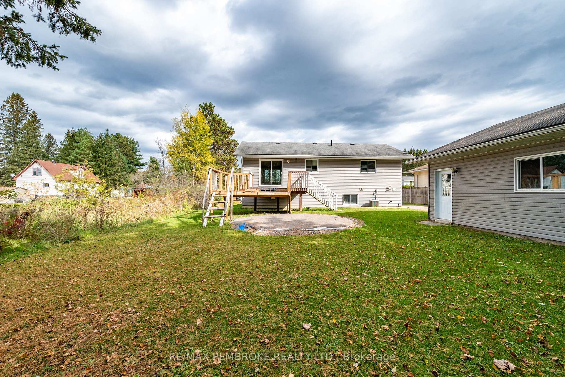 Photo 9 of 18 Joseph Street, Laurentian Hills, Chalk River and Laurentian Hills South — HOMEH