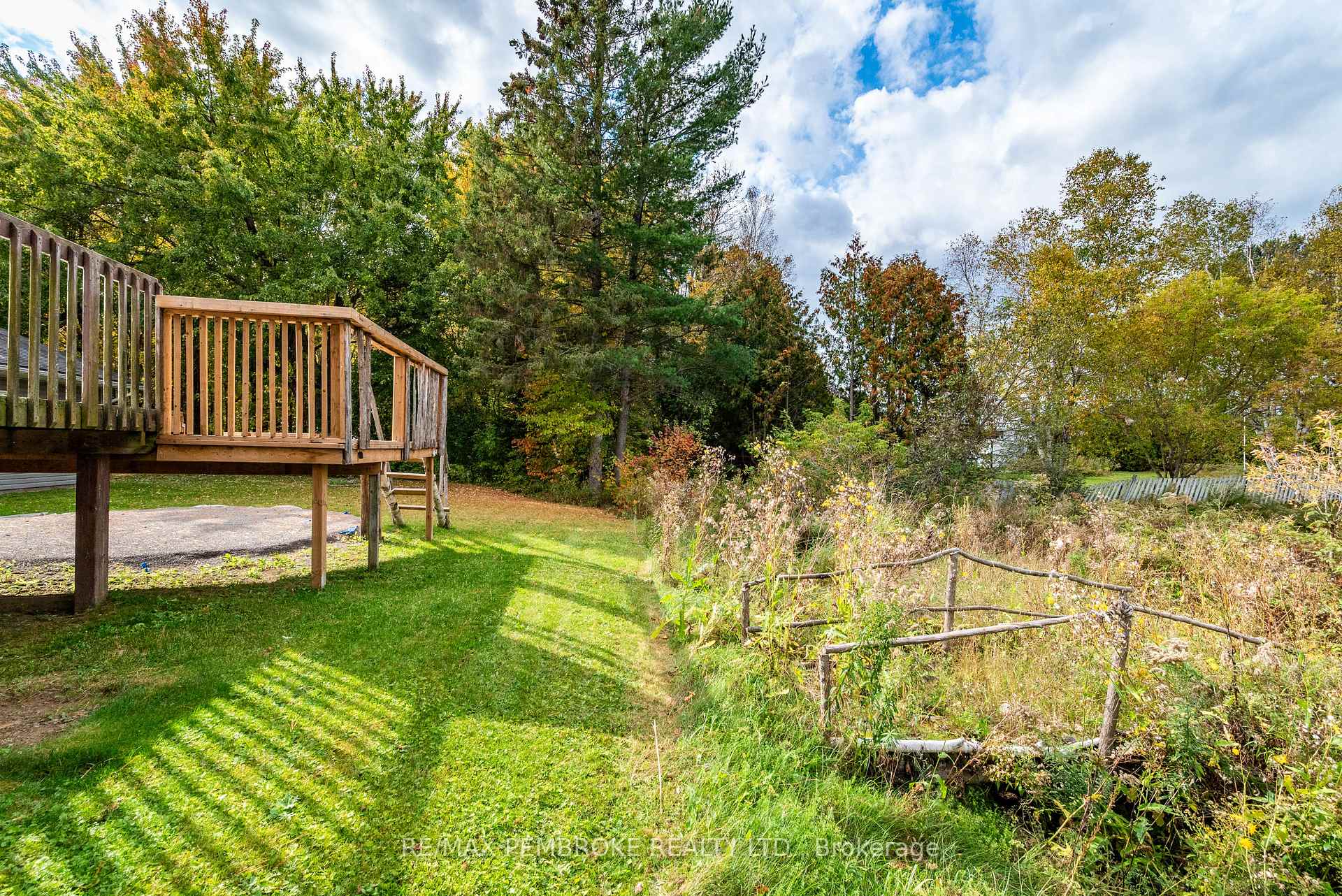 Photo 10 of 18 Joseph Street, Laurentian Hills, Chalk River and Laurentian Hills South — HOMEH