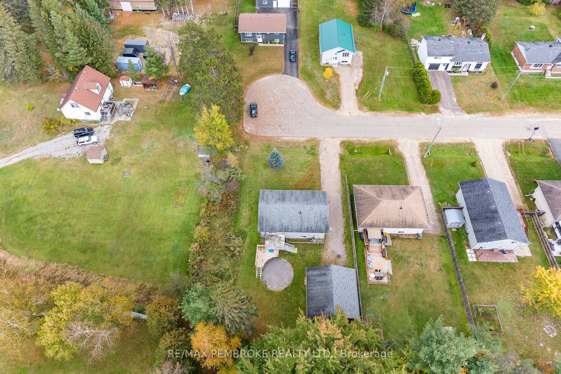 Photo 11 of 18 Joseph Street, Laurentian Hills, Chalk River and Laurentian Hills South — HOMEH