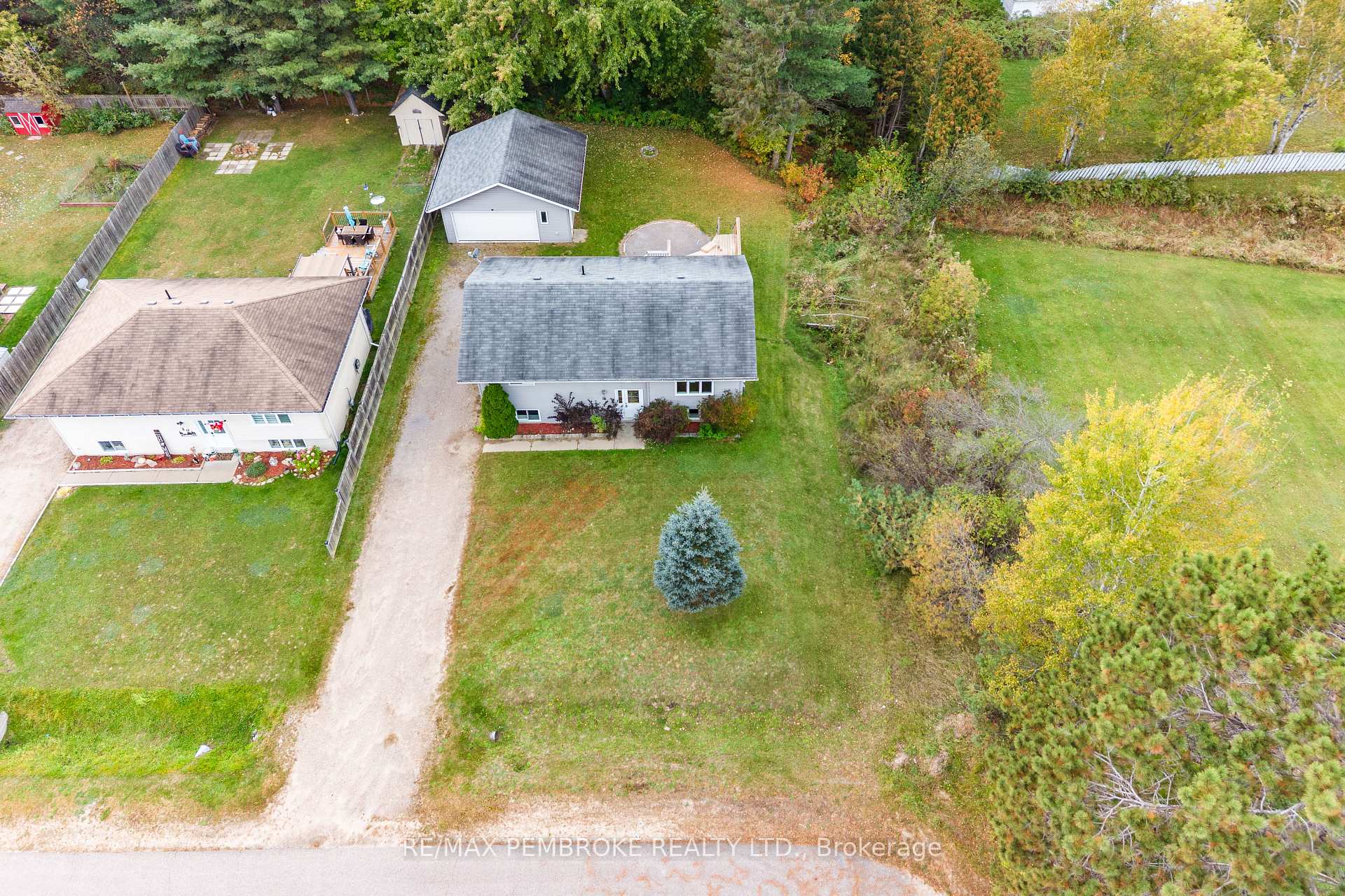 Photo 12 of 18 Joseph Street, Laurentian Hills, Chalk River and Laurentian Hills South — HOMEH