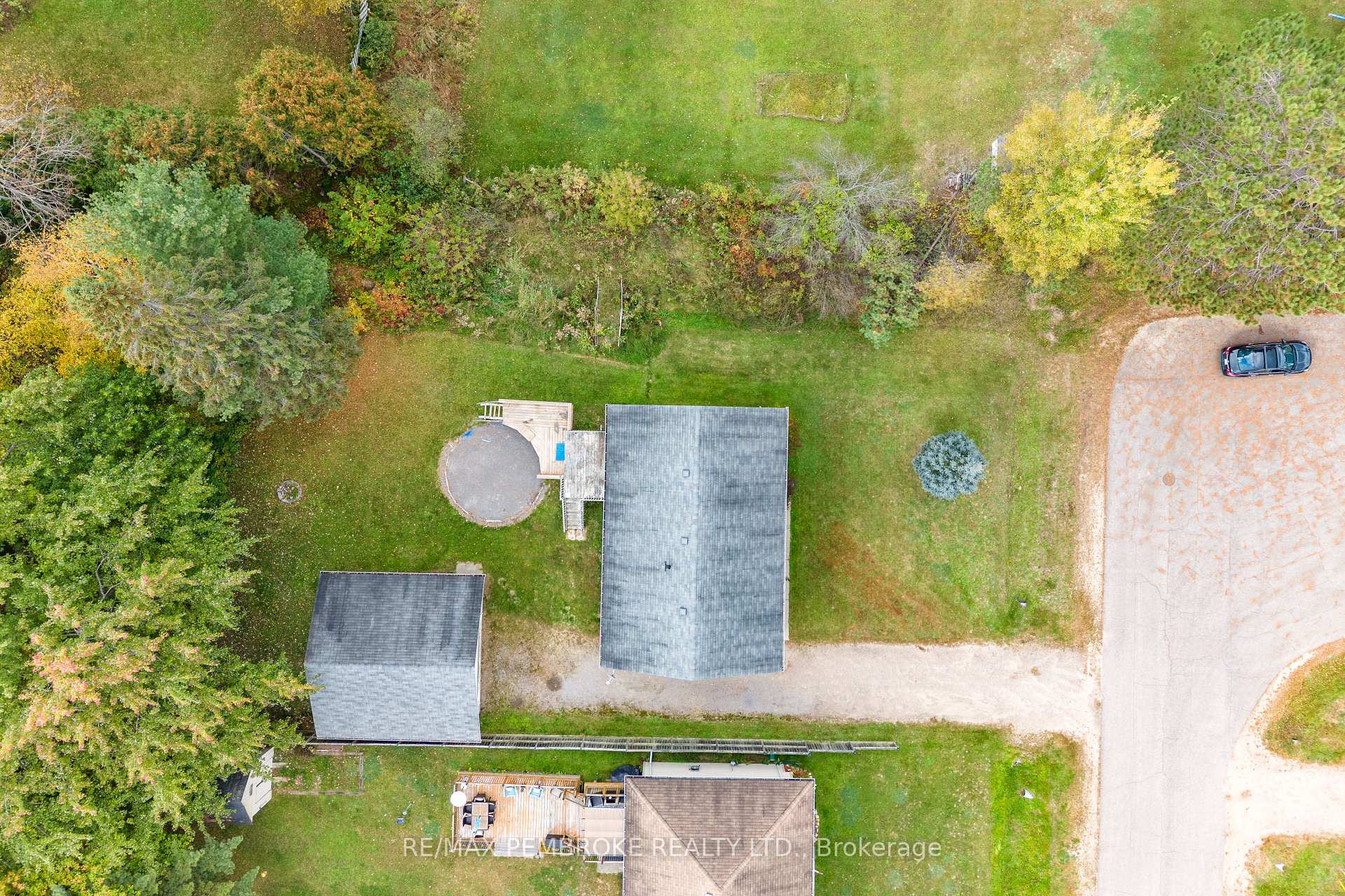 Photo 13 of 18 Joseph Street, Laurentian Hills, Chalk River and Laurentian Hills South — HOMEH
