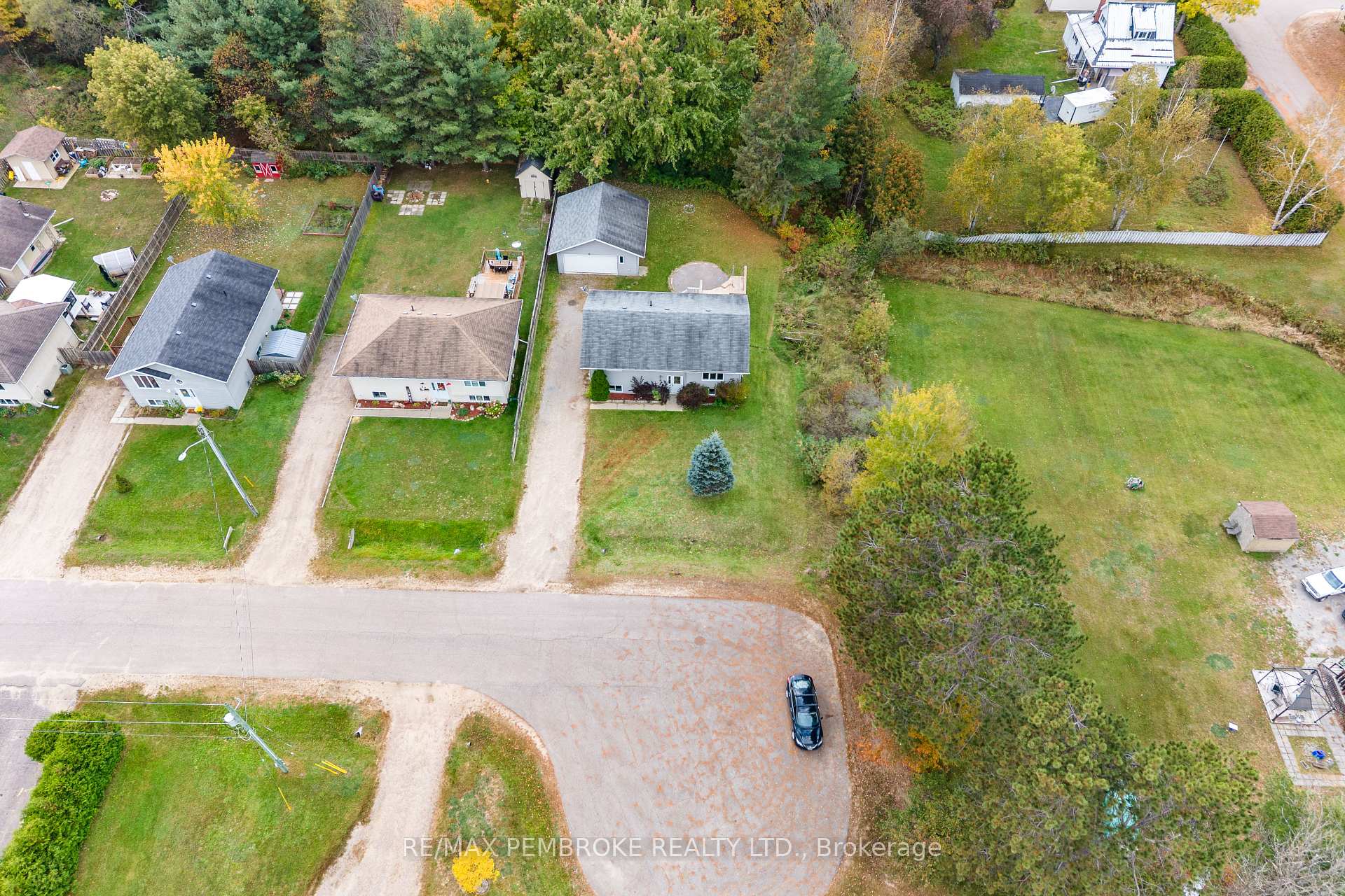Photo 14 of 18 Joseph Street, Laurentian Hills, Chalk River and Laurentian Hills South — HOMEH